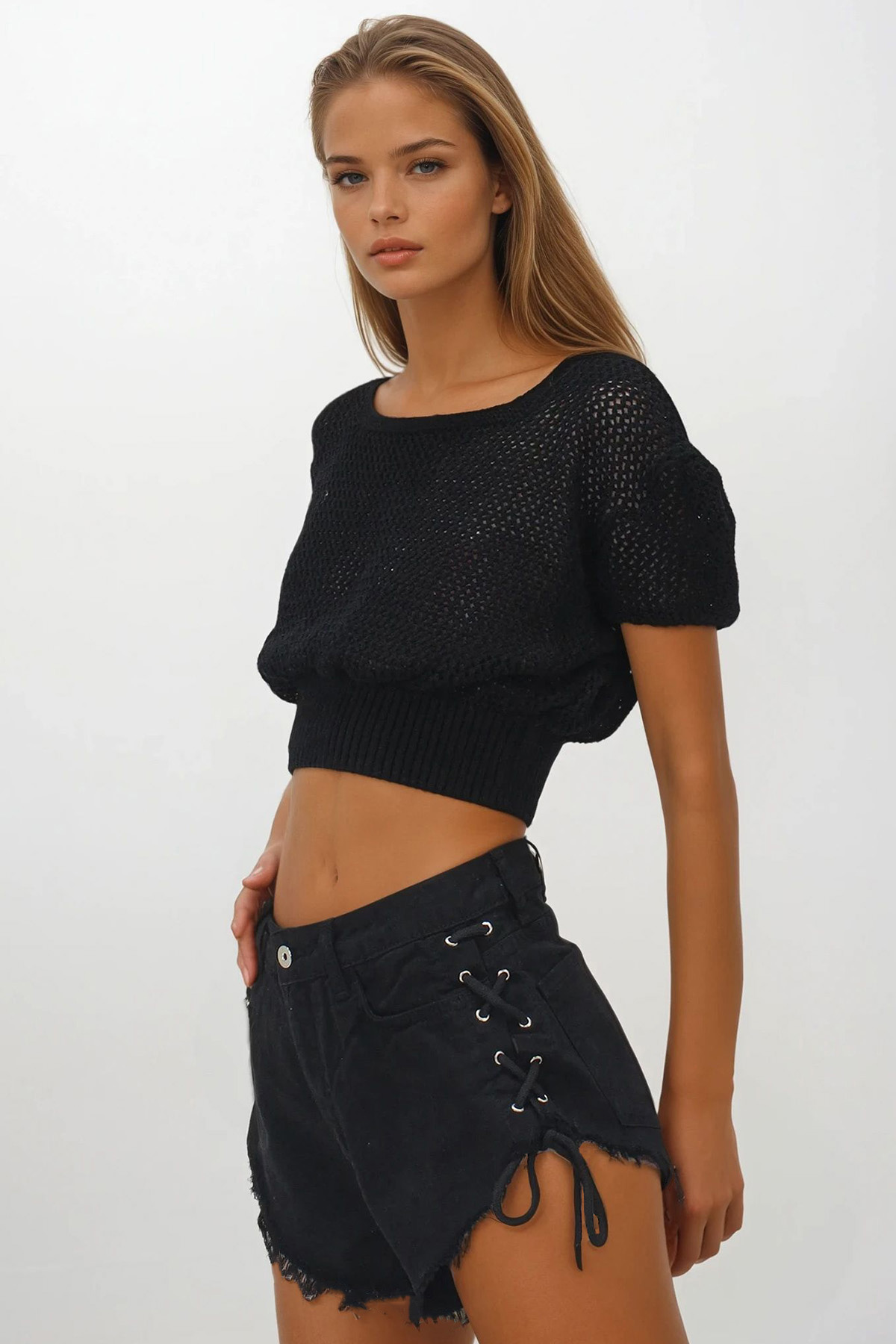 Kadın Siyah 4 Cepli Bağcık Detaylı Püsküllü Kot Şort VS00253