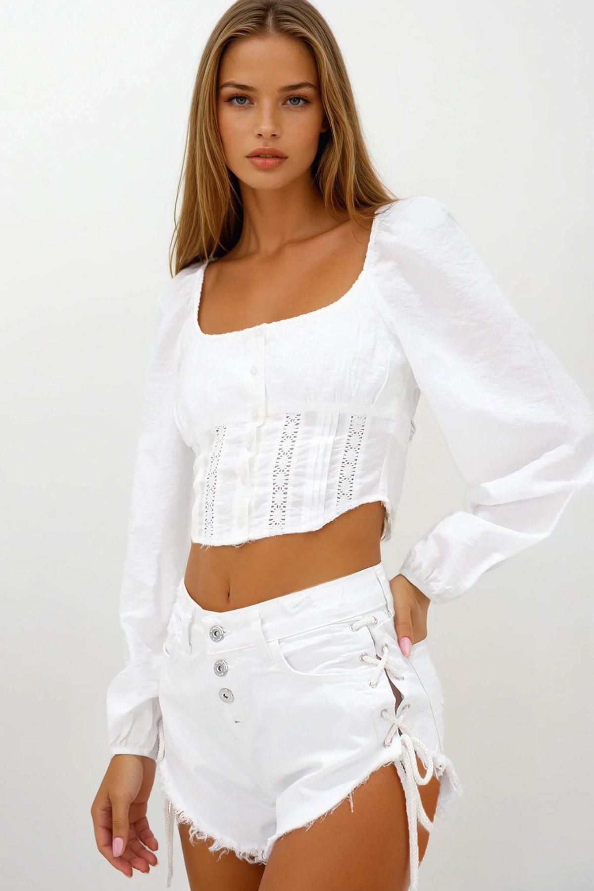 Kadın Beyaz 4 Cepli Bağcık Detaylı Püsküllü Kot Şort VS00253