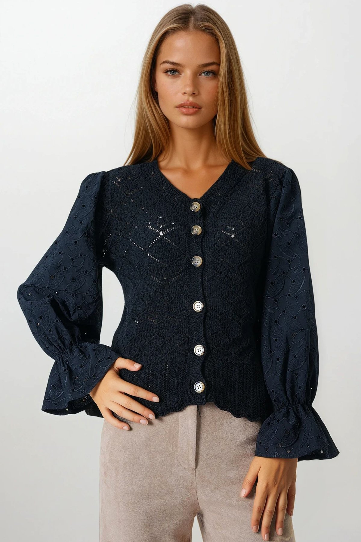 Kadın Siyah Ajurlu Triko Brode Kol Düğmeli Hırka VS00859