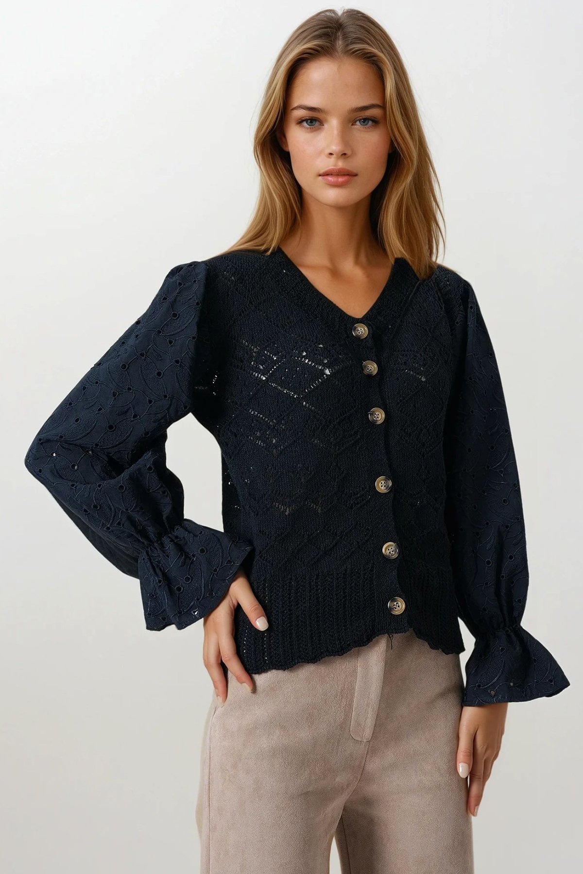 Kadın Siyah Ajurlu Triko Brode Kol Düğmeli Hırka VS00859