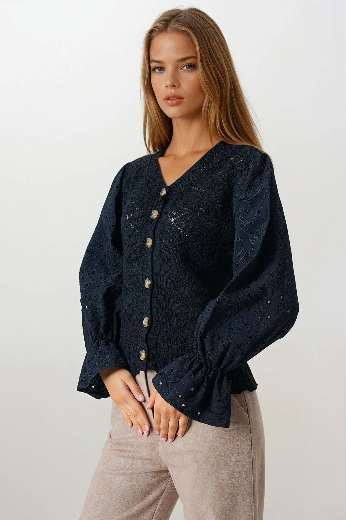 Kadın Siyah Ajurlu Triko Brode Kol Düğmeli Hırka VS00859