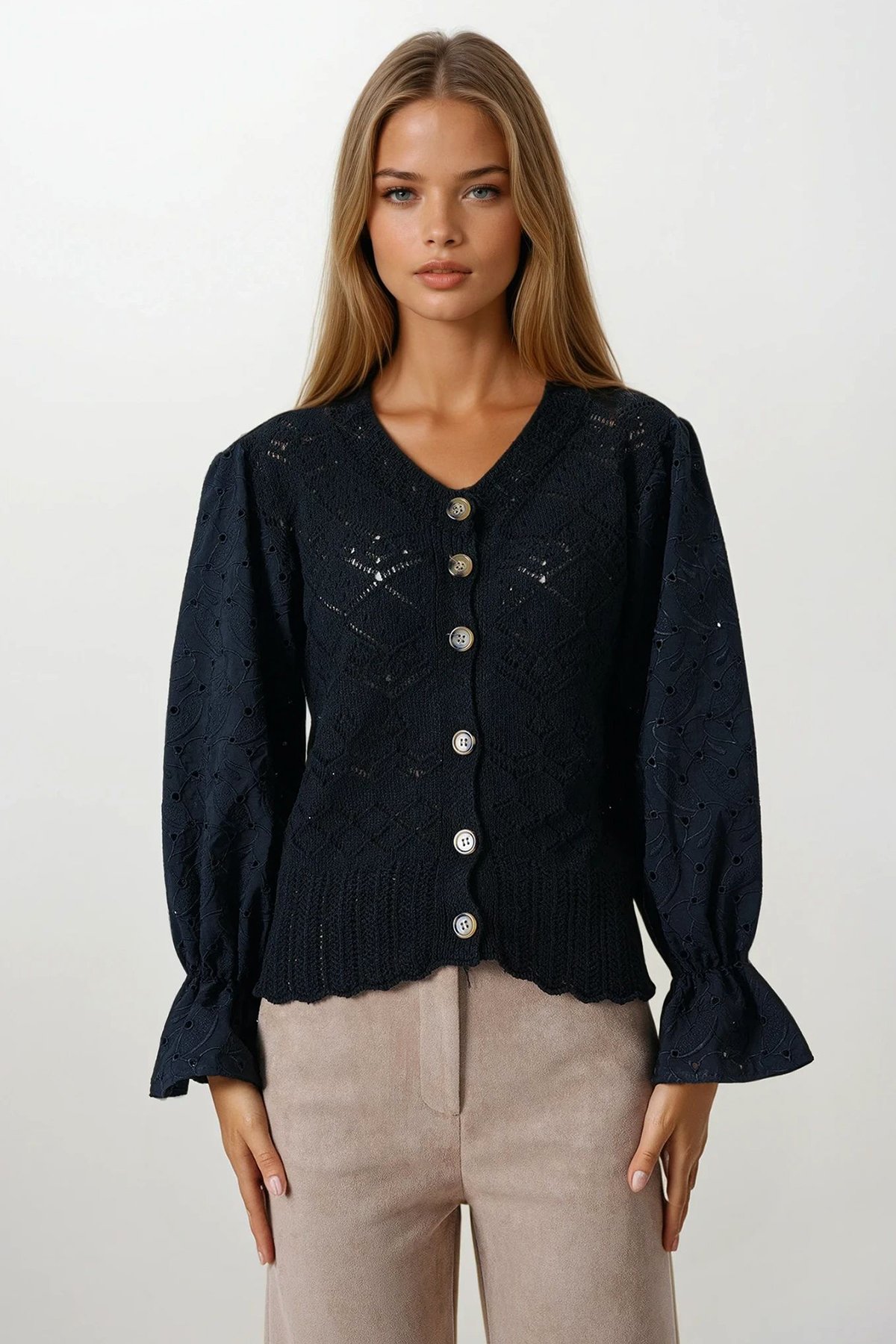 Kadın Siyah Ajurlu Triko Brode Kol Düğmeli Hırka VS00859