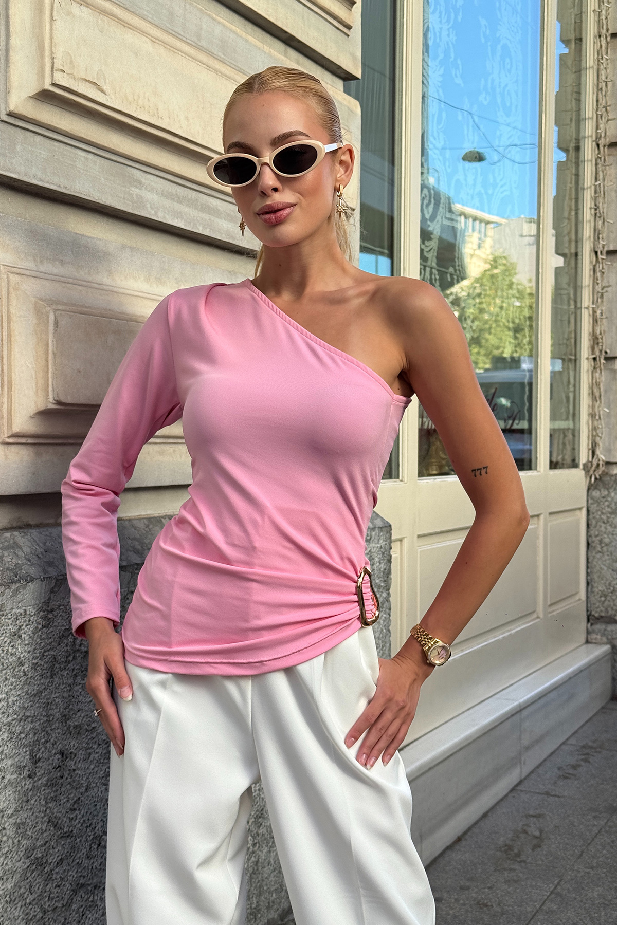 Kadın Pembe Aksesuar Detaylı Asimetrik Kesim Tek Omuz Bluz VS00721