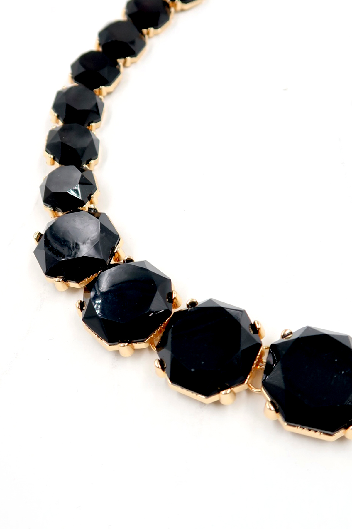 Kadın Siyah Altın Çerçeveli Geometrik Taşlı Tasarım Kolye ALC-X13818