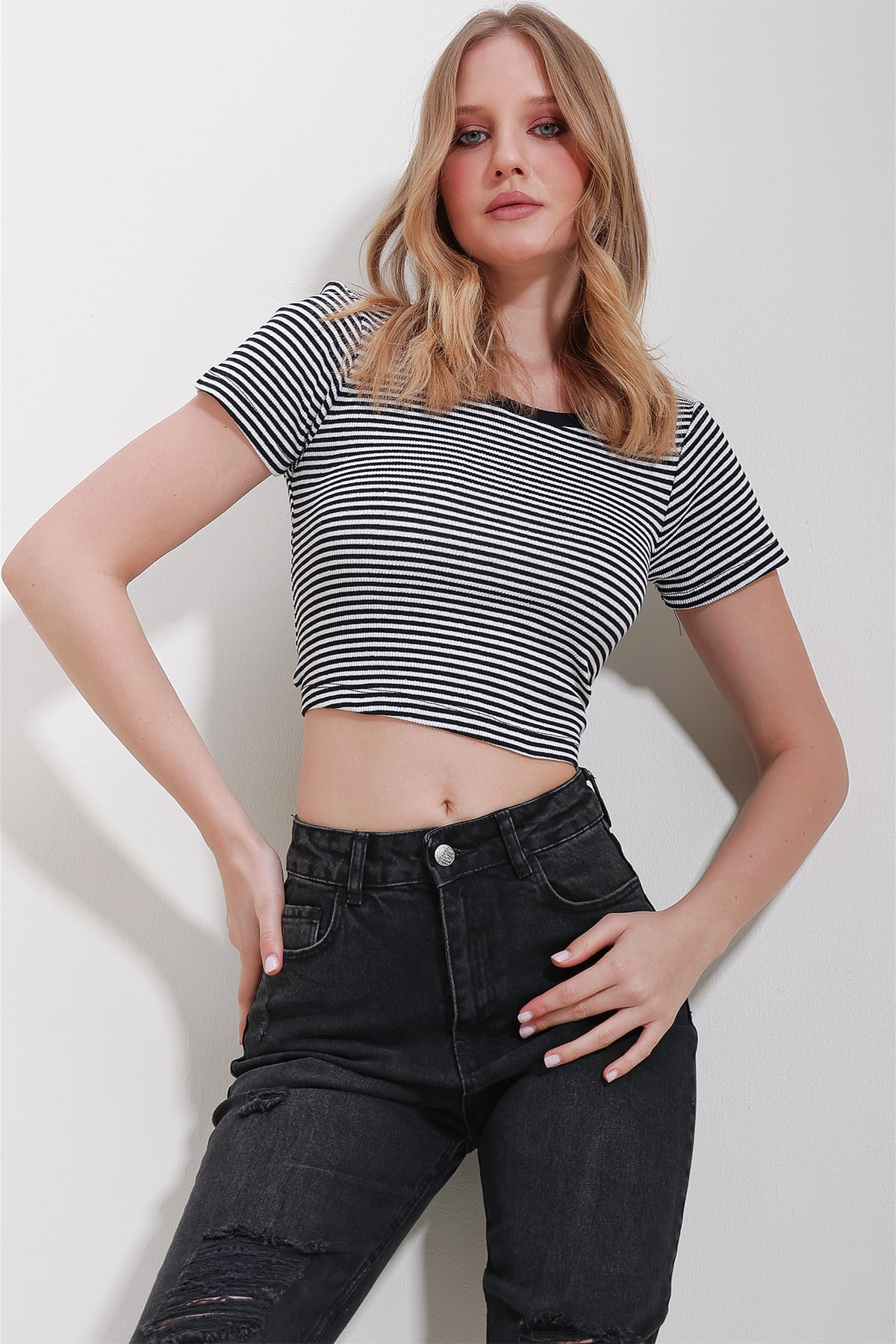 Kadın Siyah Bisiklet Yaka Çizgili Crop Örme Bluz ALC-X11551