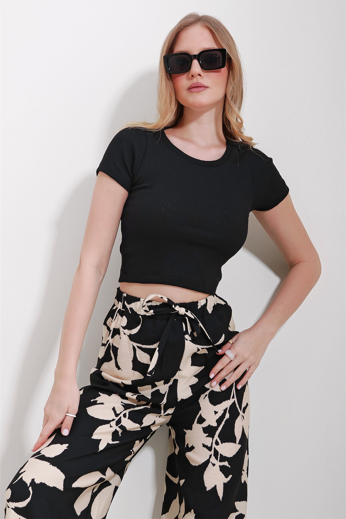 Kadın Siyah Bisiklet Yaka Crop Örme Bluz ALC-X11549