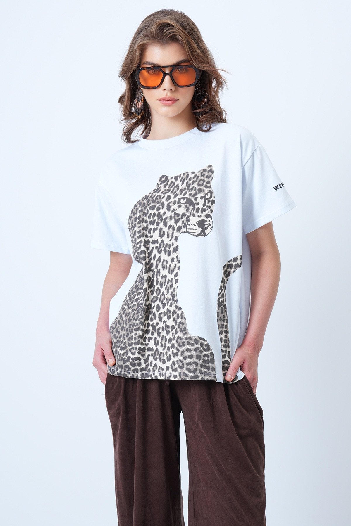 Kadın Beyaz Bisiklet Yaka Leopar Baskılı Pamuk T-Shirt VS01190