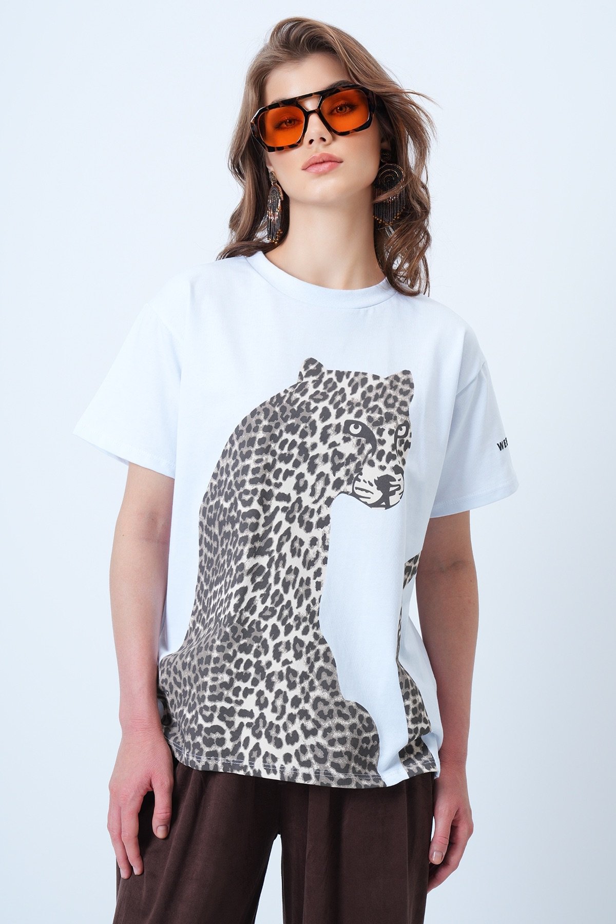 Kadın Beyaz Bisiklet Yaka Leopar Baskılı Pamuk T-Shirt VS01190