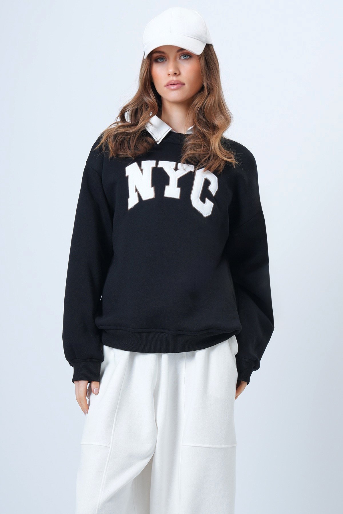 Kadın Siyah Bisiklet Yaka Nakışlı Ribanalı Uzun Kollu İçi Şardonlu 3 İplik Sweatshirt VS01322