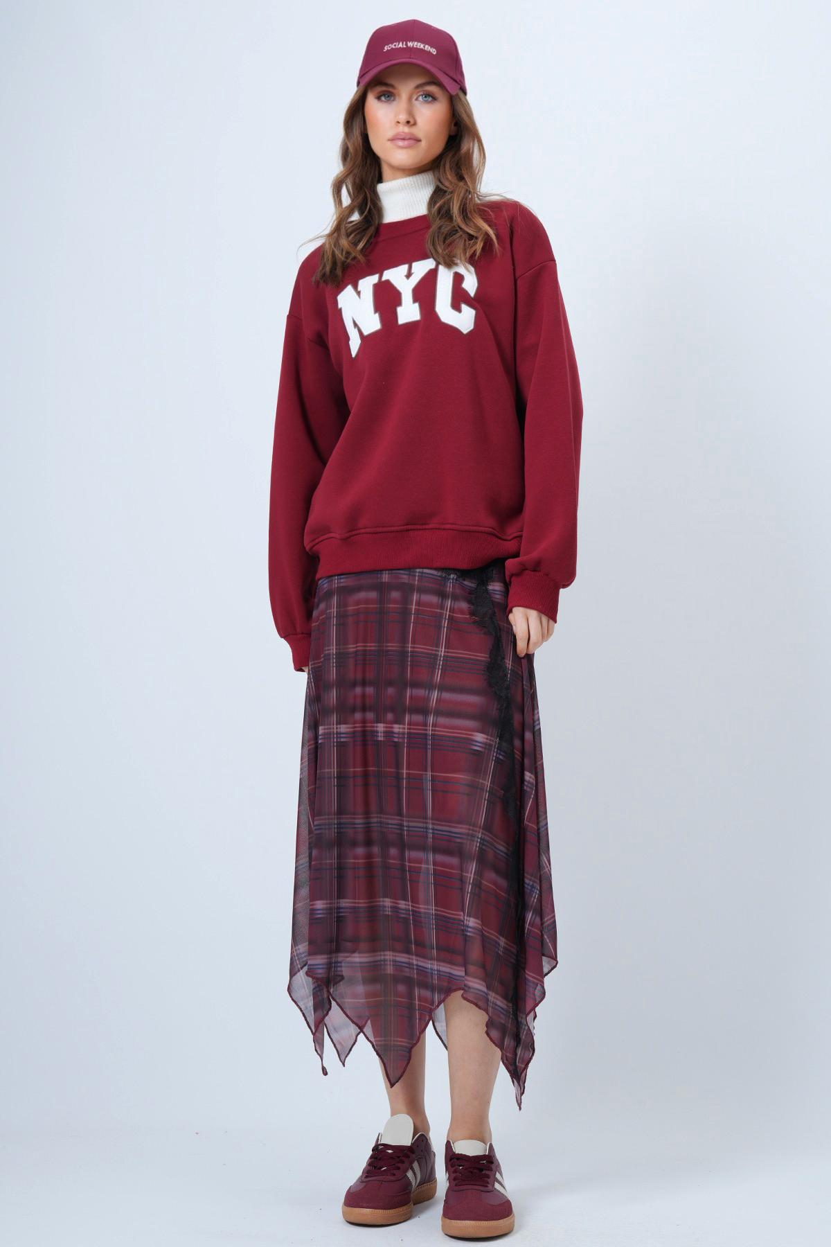 Kadın Bordo Bisiklet Yaka Nakışlı Ribanalı Uzun Kollu İçi Şardonlu 3 İplik Sweatshirt VS01322