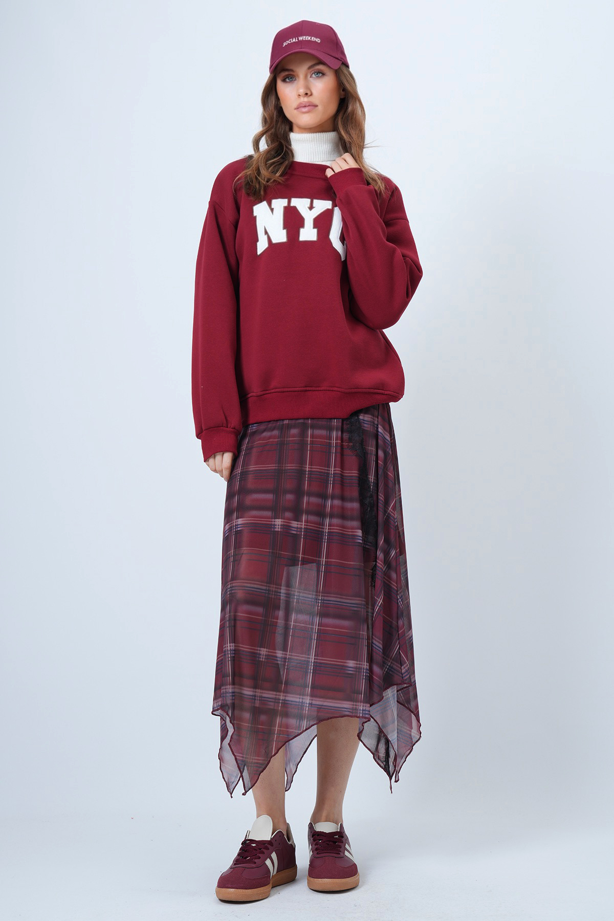 Kadın Bordo Bisiklet Yaka Nakışlı Ribanalı Uzun Kollu İçi Şardonlu 3 İplik Sweatshirt VS01322