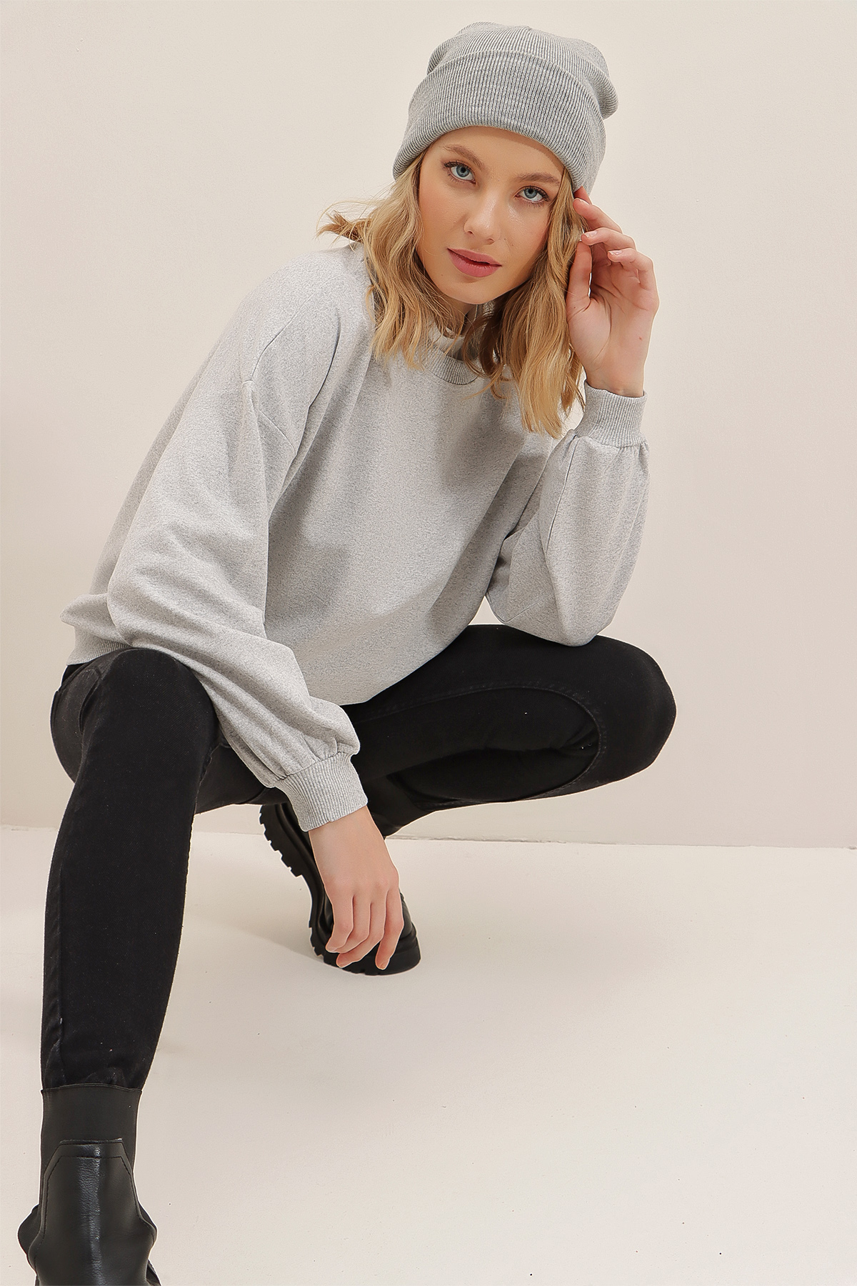 Kadın Gri Bisiklet Yaka Oversize Mevsimlik Basic Sweatshirt ALC-669-001