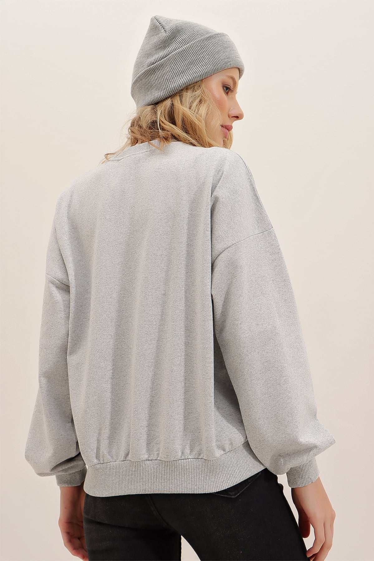 Kadın Gri Bisiklet Yaka Oversize Mevsimlik Basic Sweatshirt ALC-669-001