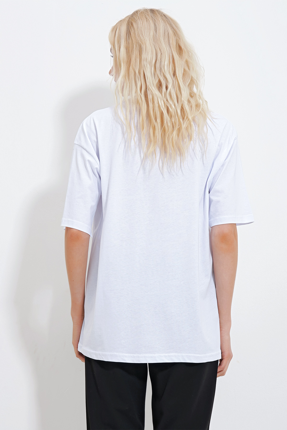 Kadın Beyaz Bisiklet Yaka Oversize İnci Ve Taş İşlemeli T-Shirt ALC-X11964
