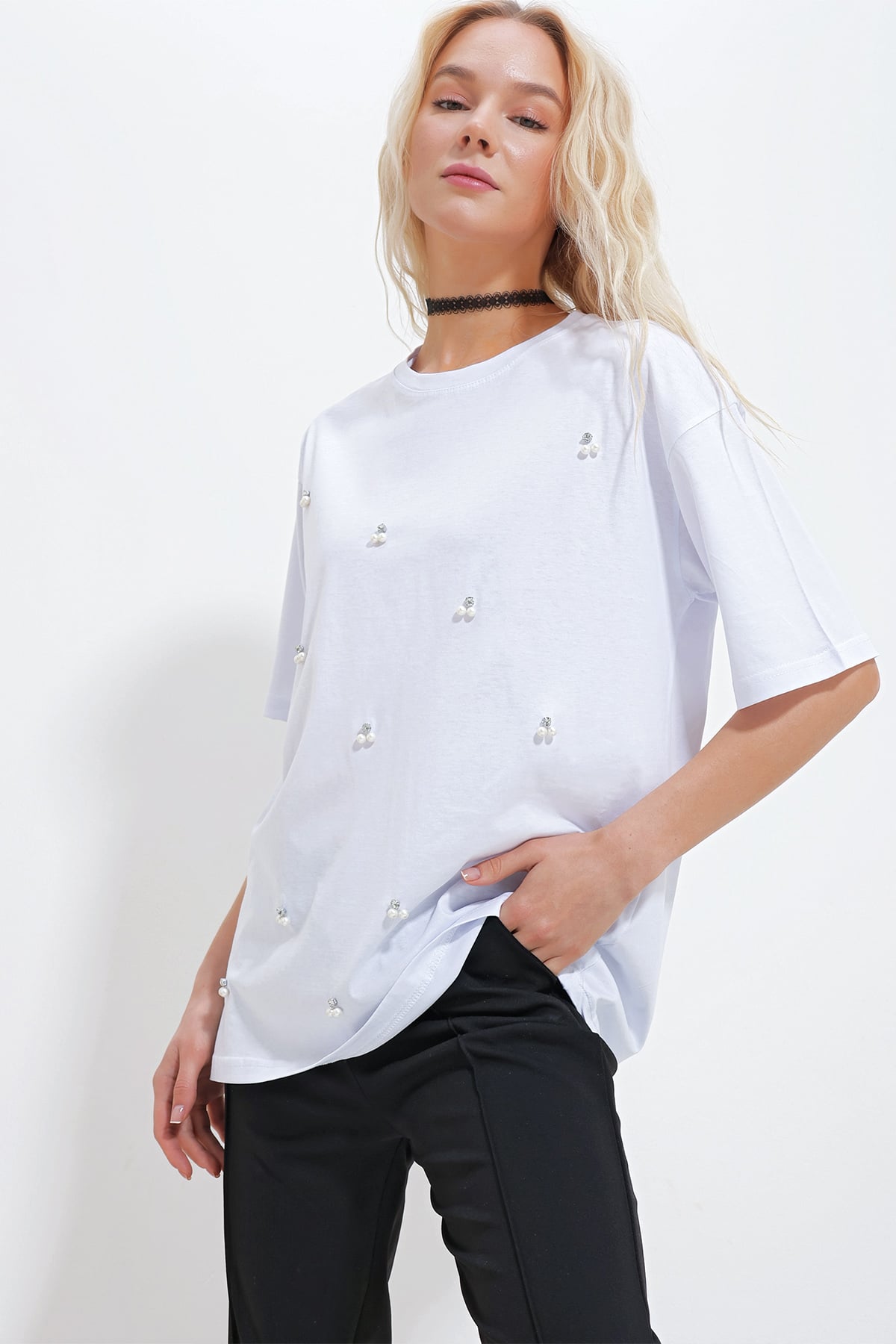Kadın Beyaz Bisiklet Yaka Oversize İnci Ve Taş İşlemeli T-Shirt ALC-X11964