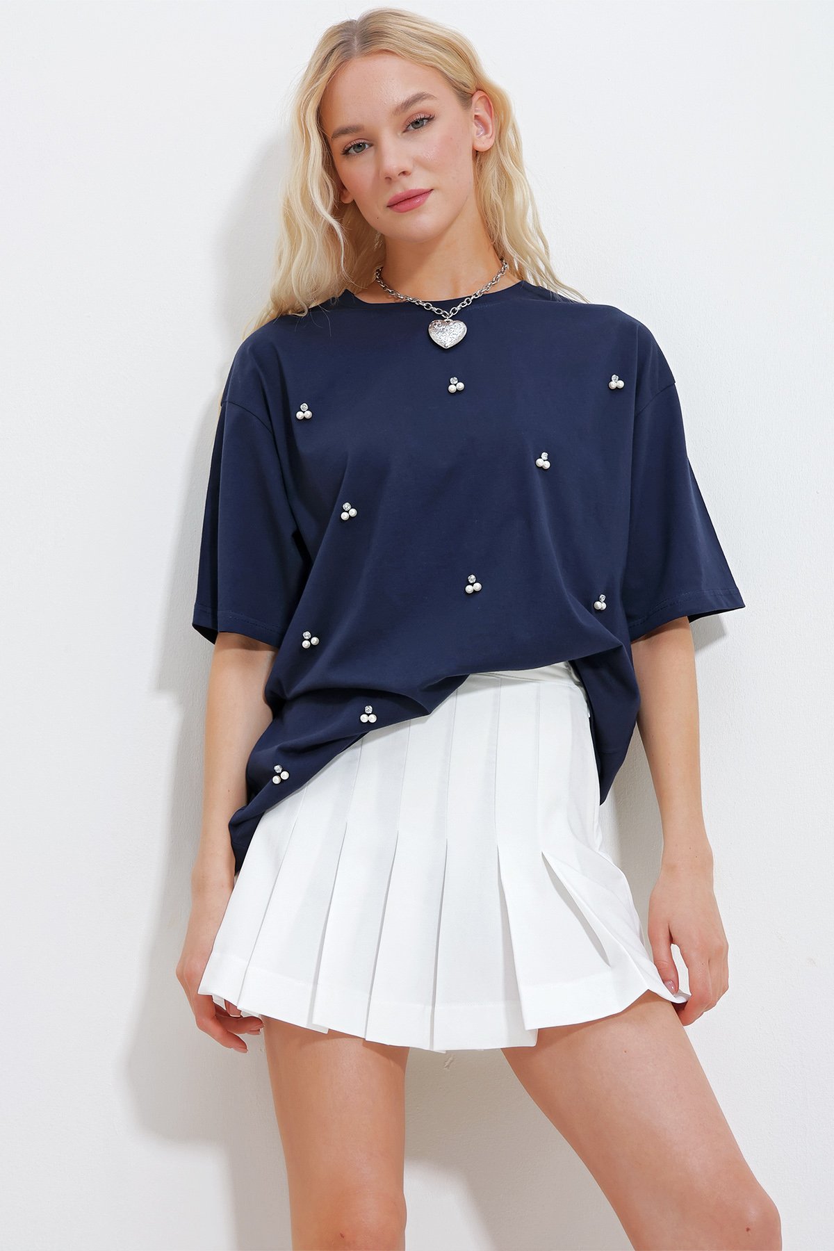 Kadın Lacivert Bisiklet Yaka Oversize İnci Ve Taş İşlemeli T-Shirt ALC-X11964