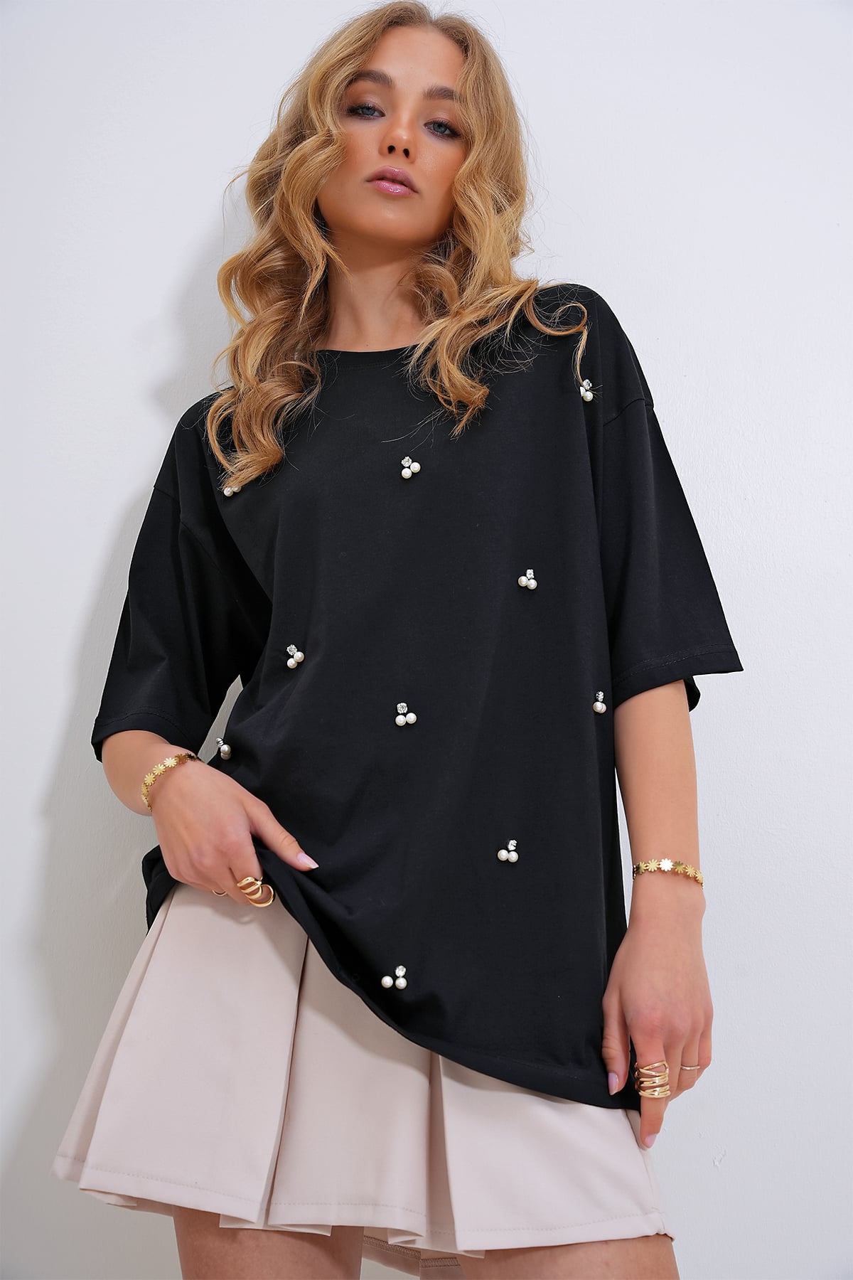 Kadın Siyah Bisiklet Yaka Oversize İnci Ve Taş İşlemeli T-Shirt ALC-X11964
