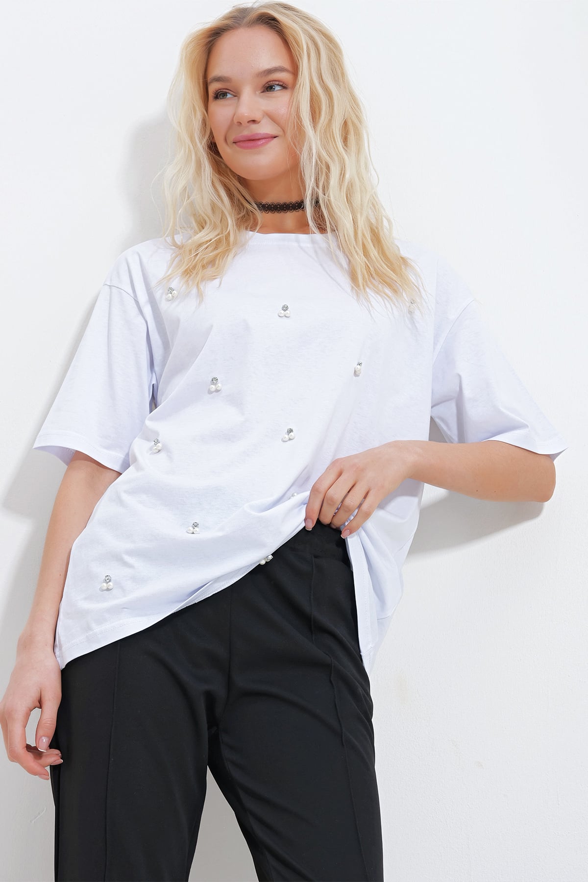 Kadın Beyaz Bisiklet Yaka Oversize İnci Ve Taş İşlemeli T-Shirt ALC-X11964