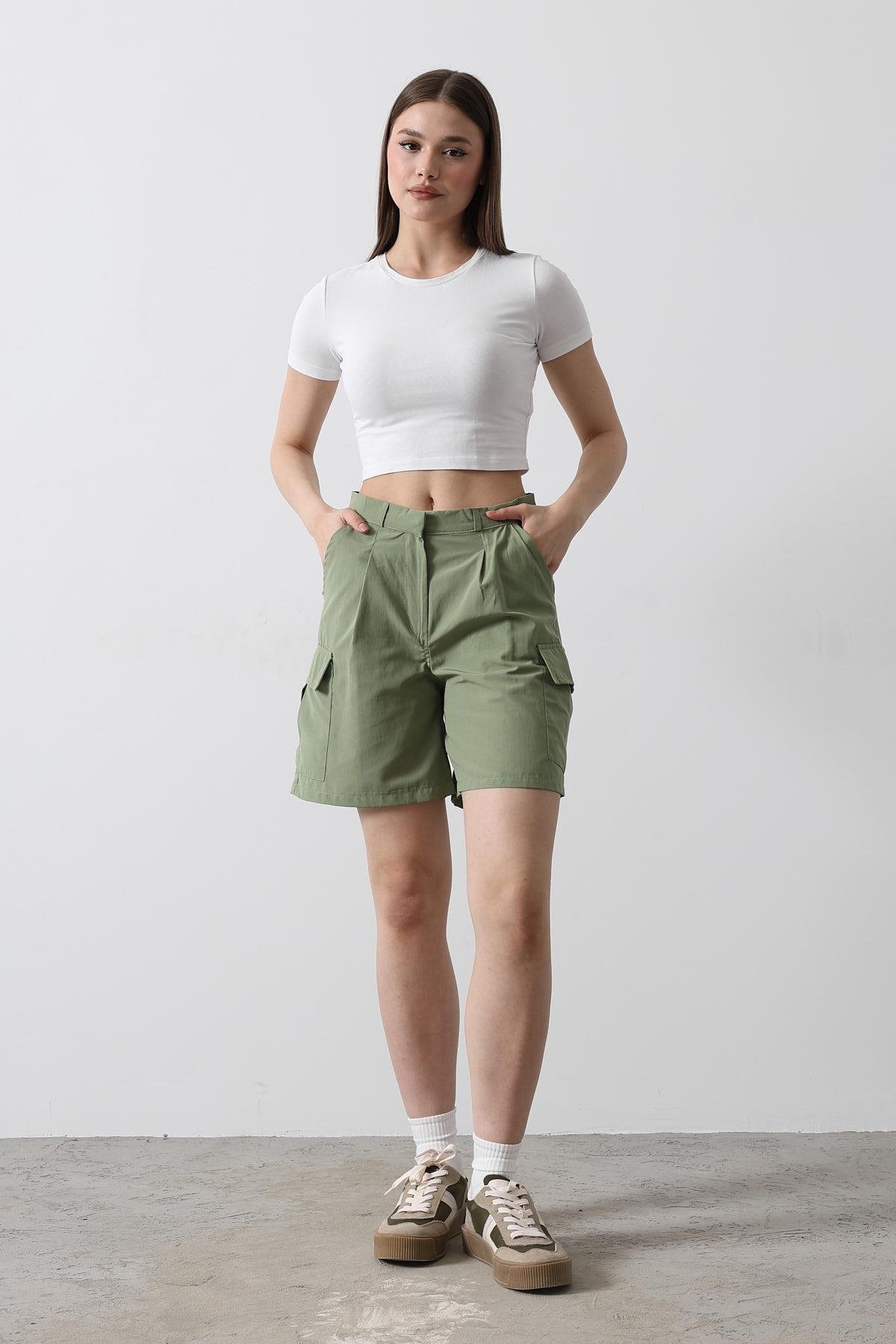 Kadın Haki Çift Cepli Düğme Kapamalı Kargo Cepli Şort VS00472