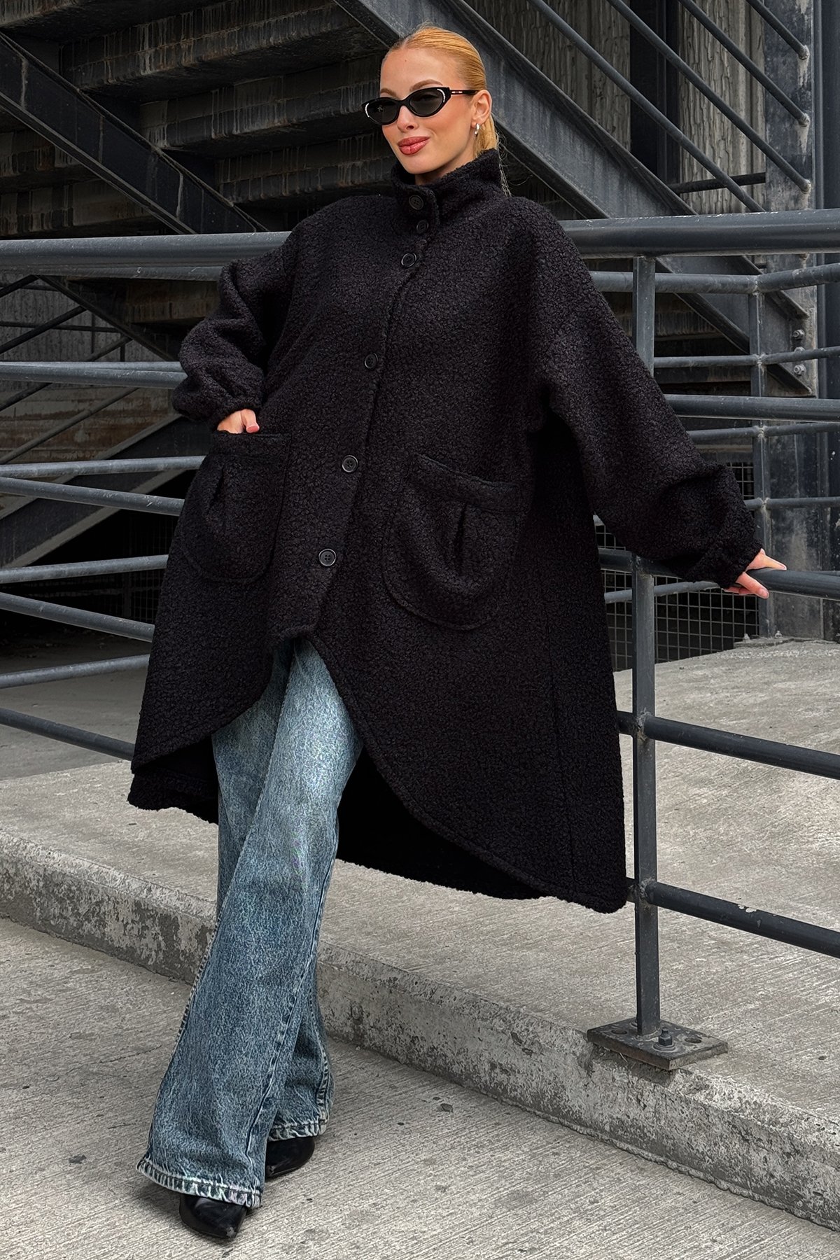 Kadın Siyah Çift Cepli Asimetrik Kesim Düğme Kapamalı Astarsız Kaban VS01285