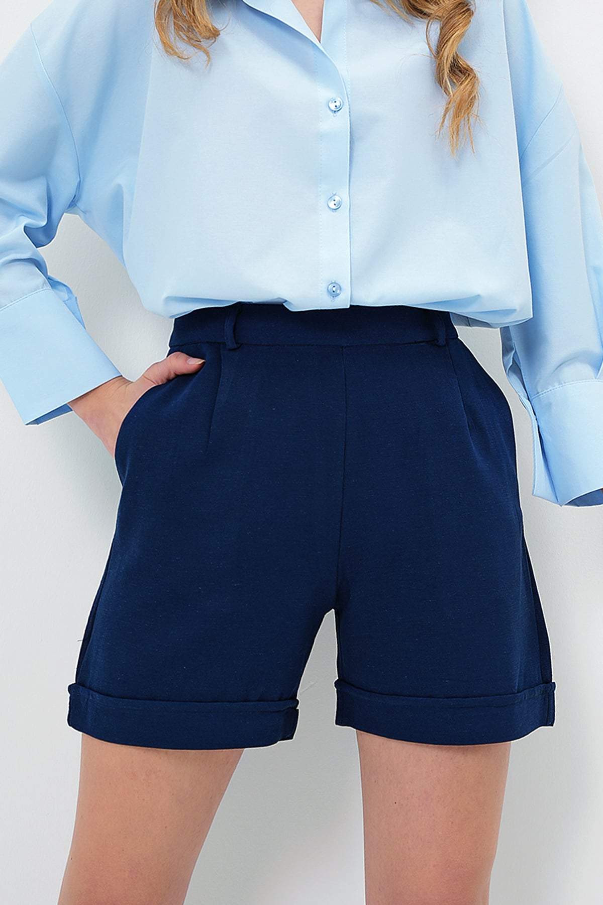 Kadın Lacivert Çift Cepli Duble Paça Gizli Fermuarlı Keten Şort ALC-X13767