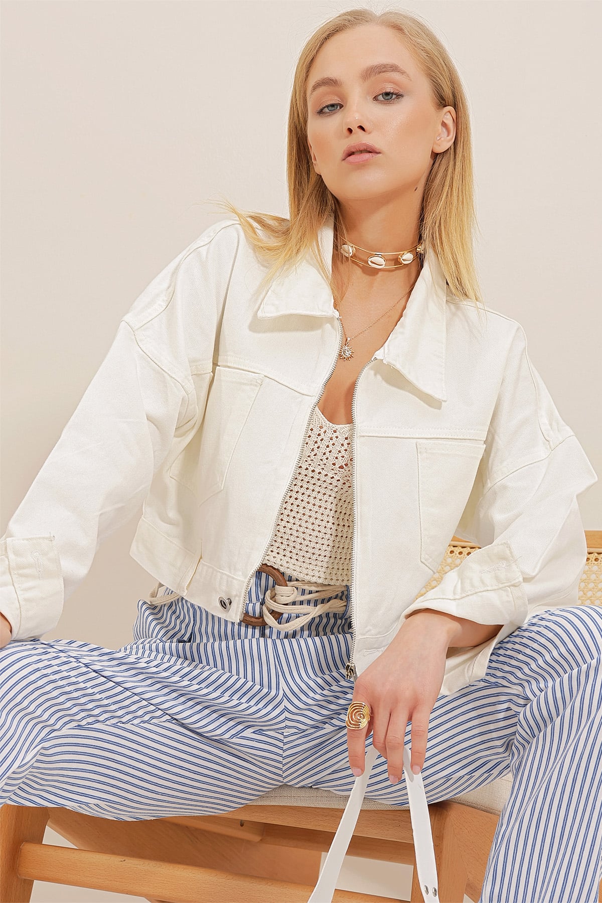 Kadın Beyaz Çift Cepli Fermuarlı Crop Denim Ceket ALC-X9899