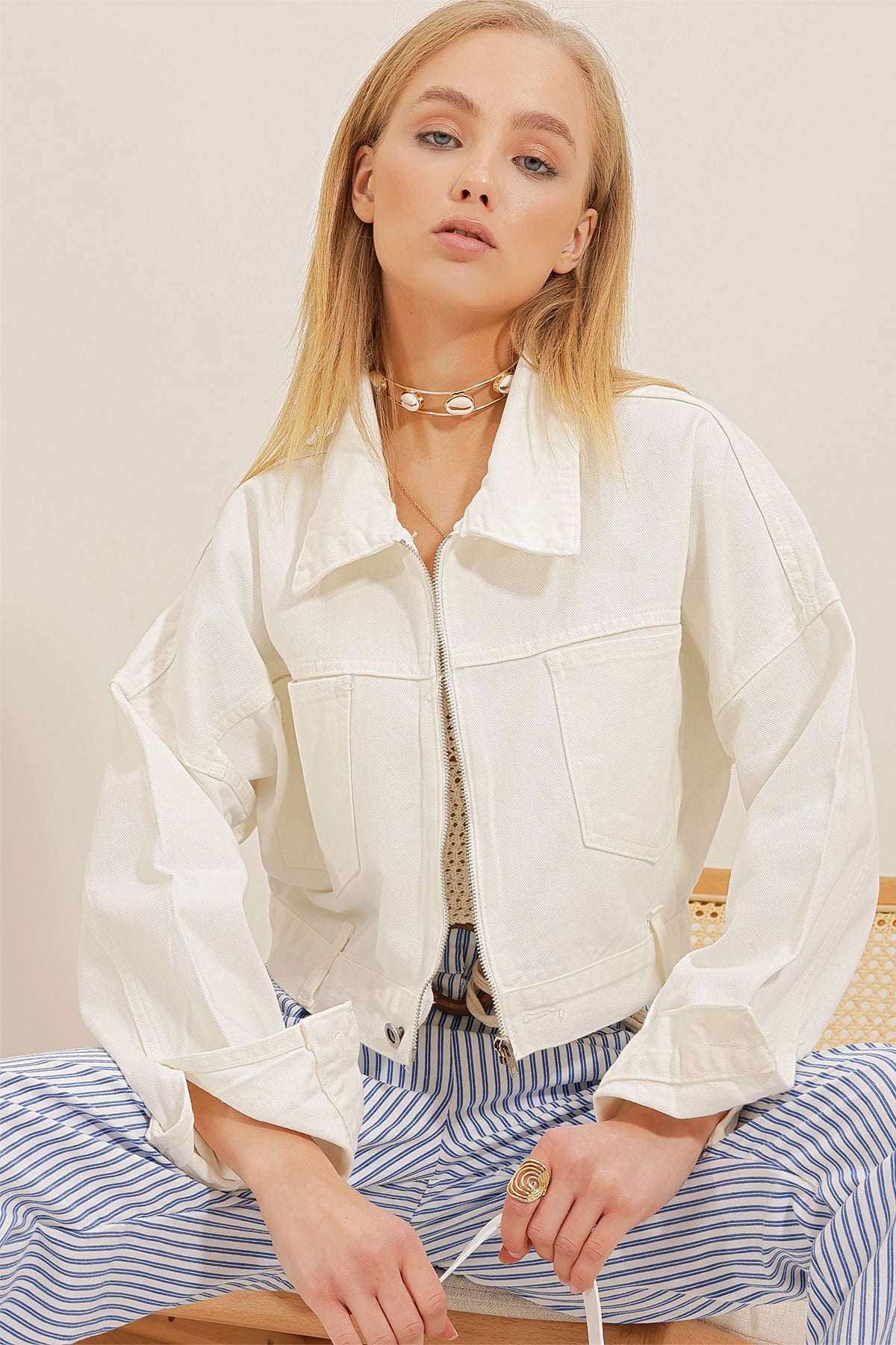 Kadın Beyaz Çift Cepli Fermuarlı Crop Denim Ceket ALC-X9899