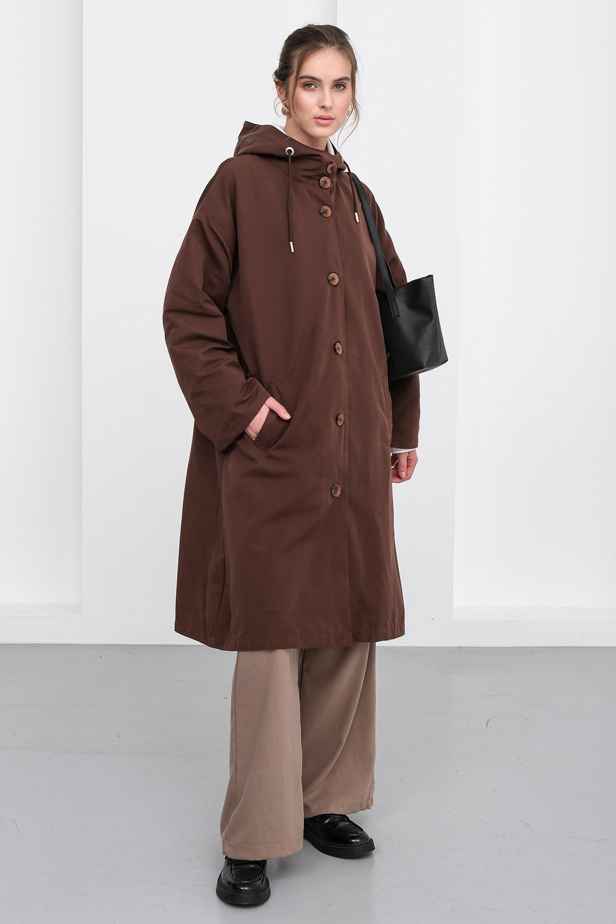 Kadın Kahverengi Çift Cepli Kapüşonlu Beli Bağlamalı Düğme Kapamalı Astarlı Trençkot VS01238