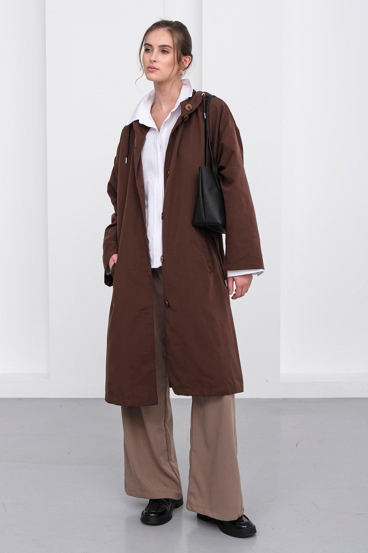 Kadın Kahverengi Çift Cepli Kapüşonlu Beli Bağlamalı Düğme Kapamalı Astarlı Trençkot VS01238