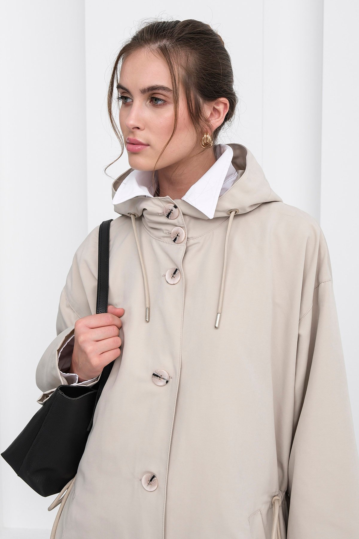 Kadın Taş Çift Cepli Kapüşonlu Beli Bağlamalı Düğme Kapamalı Astarlı Trençkot VS01238