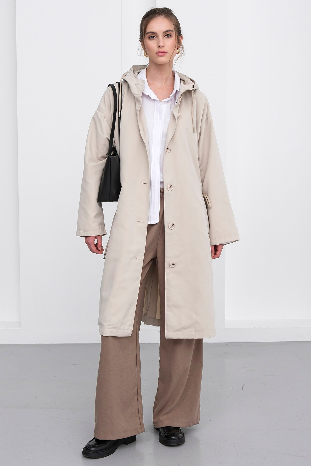 Kadın Taş Çift Cepli Kapüşonlu Beli Bağlamalı Düğme Kapamalı Astarlı Trençkot VS01238