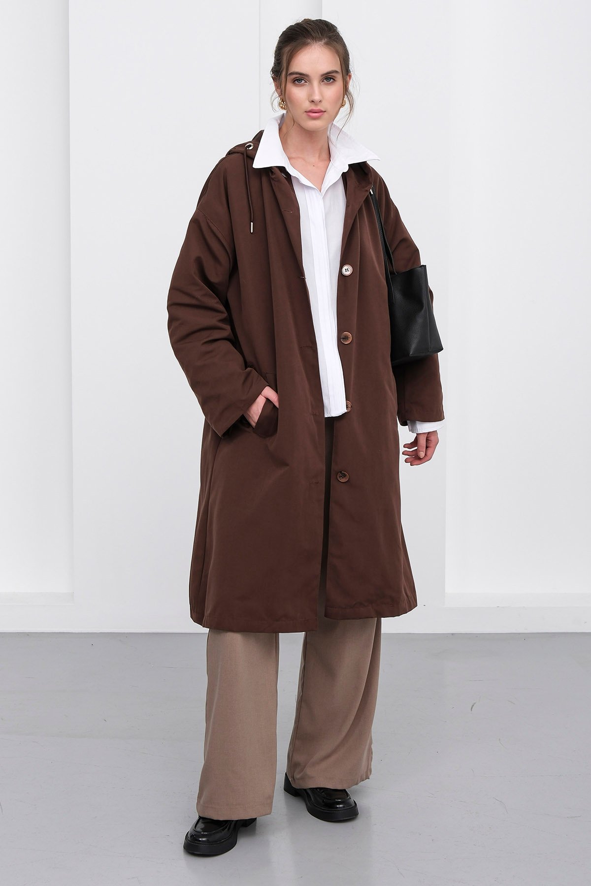 Kadın Kahverengi Çift Cepli Kapüşonlu Beli Bağlamalı Düğme Kapamalı Astarlı Trençkot VS01238