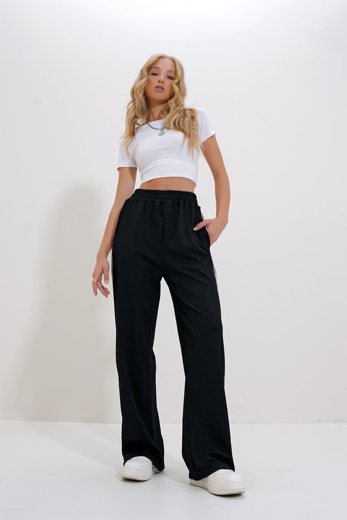 Kadın Siyah Çift Cepli Lastikli Yanları Şeritli Wide Leg Pantolon ALC-X12713