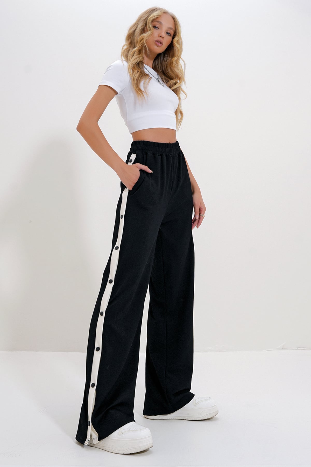 Kadın Siyah Çift Cepli Lastikli Yanları Şeritli Wide Leg Pantolon ALC-X12713