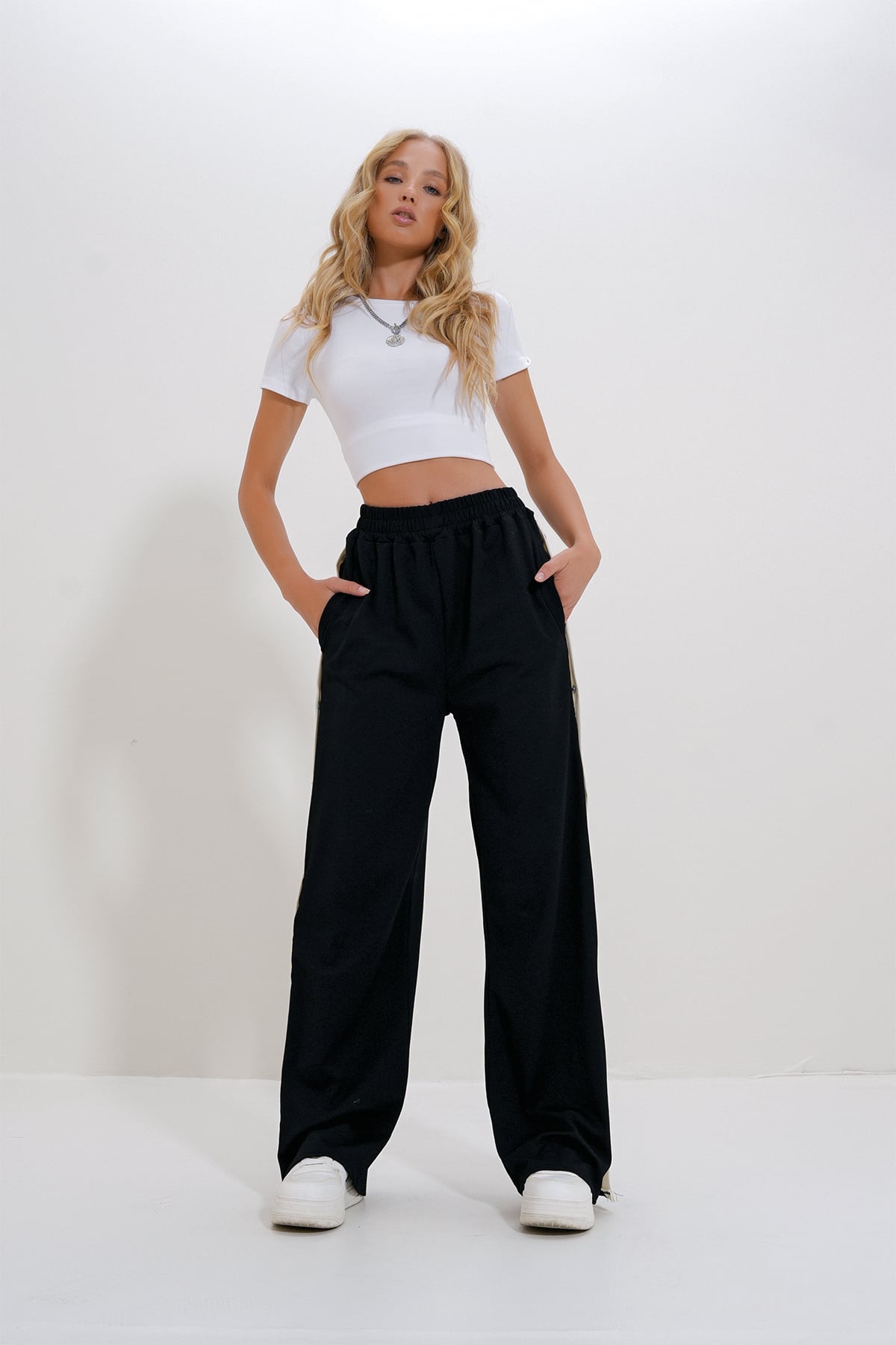 Kadın Siyah Çift Cepli Lastikli Yanları Şeritli Wide Leg Pantolon ALC-X12713