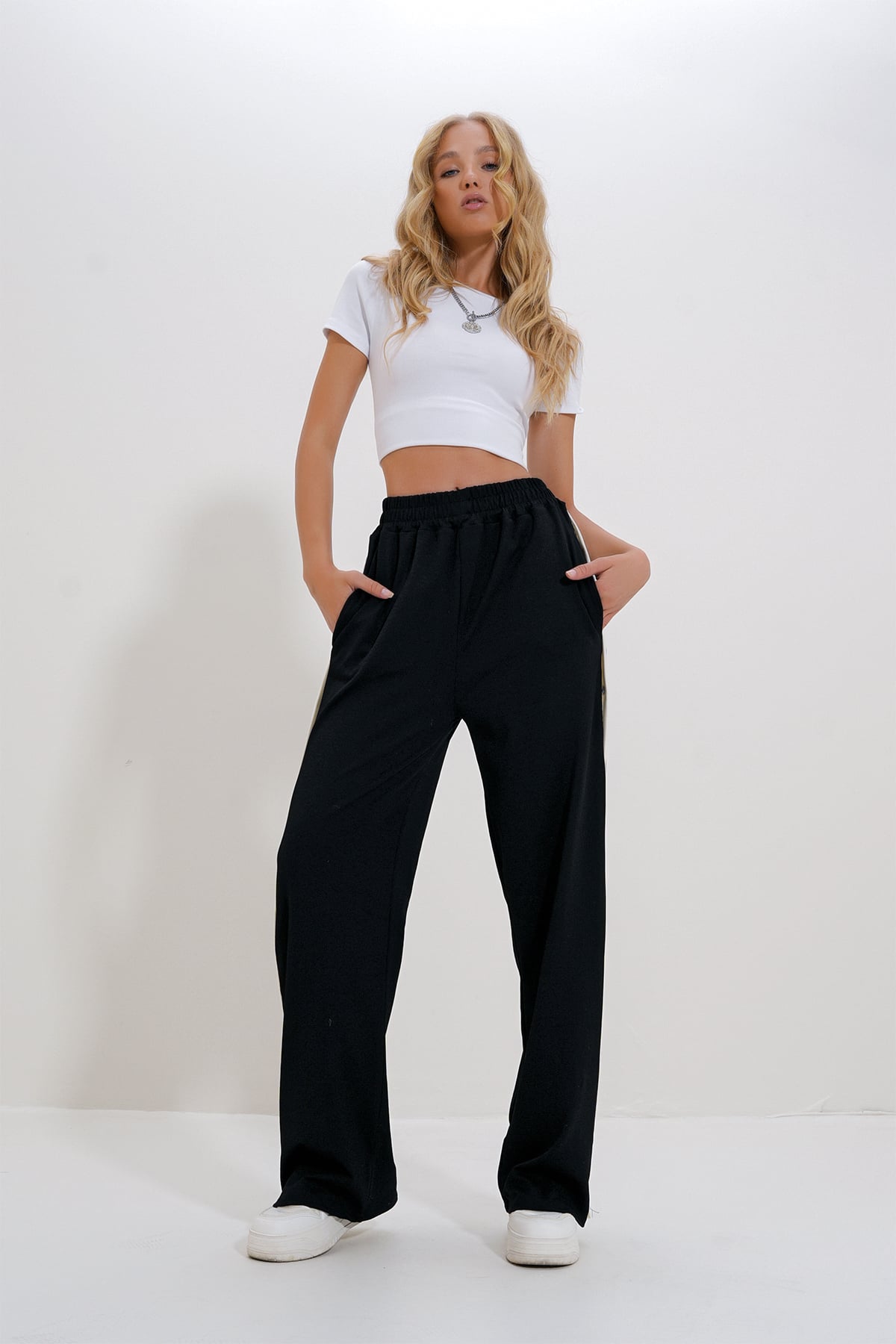 Kadın Siyah Çift Cepli Lastikli Yanları Şeritli Wide Leg Pantolon ALC-X12713