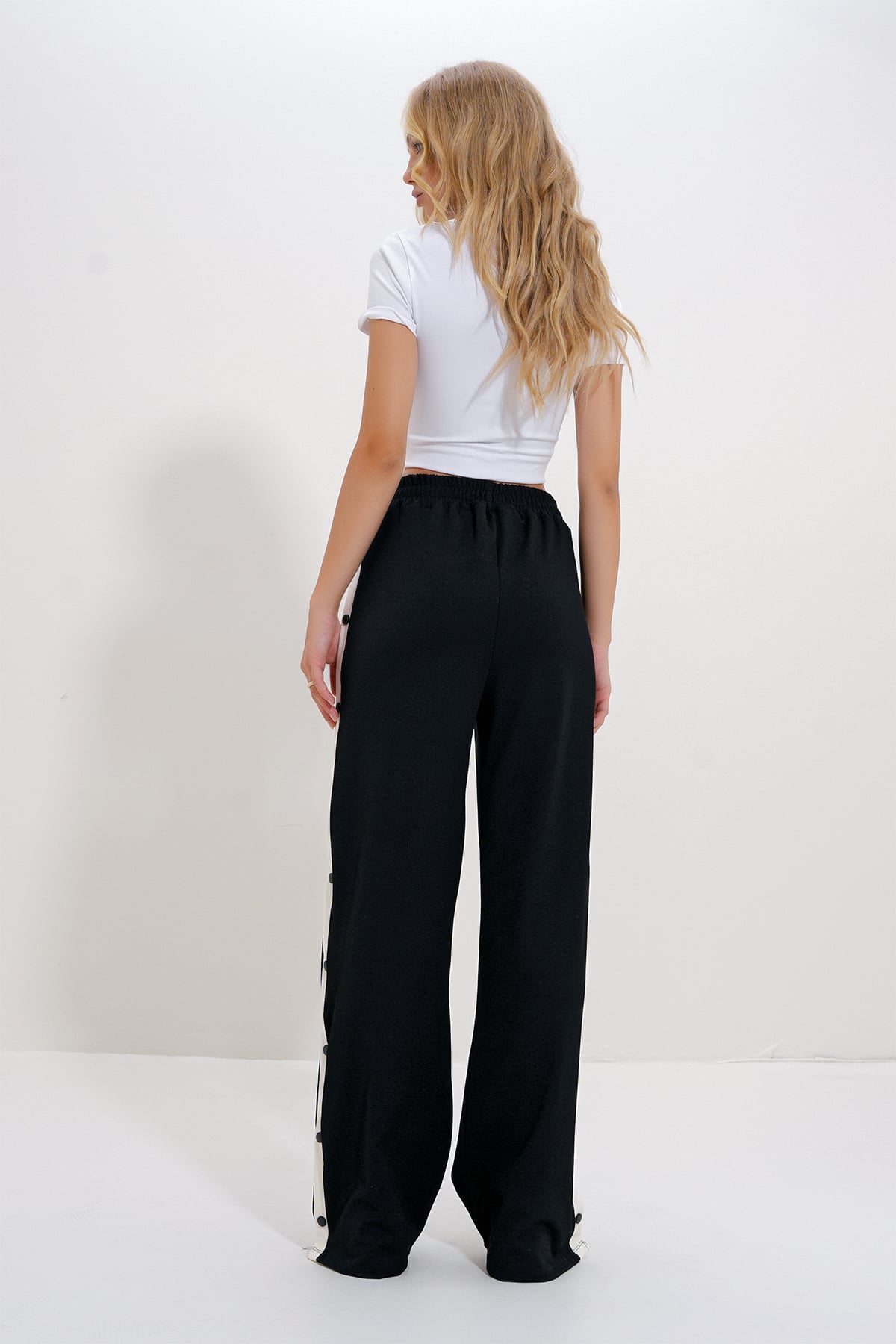 Kadın Siyah Çift Cepli Lastikli Yanları Şeritli Wide Leg Pantolon ALC-X12713