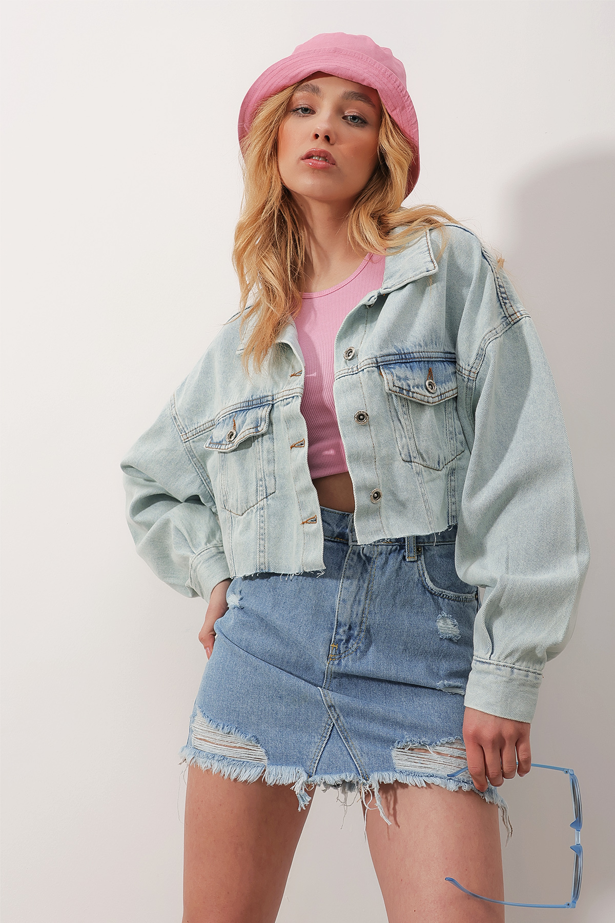Kadın Mavi Çift Cepli Önü Düğmeli Lazer Kesim Crop Jean Ceket ALC-X9818