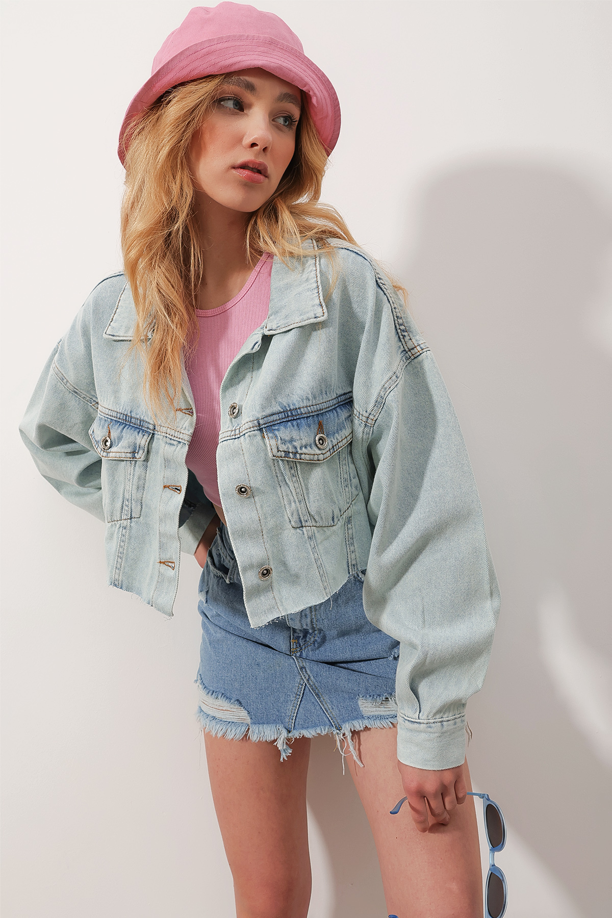 Kadın Mavi Çift Cepli Önü Düğmeli Lazer Kesim Crop Jean Ceket ALC-X9818
