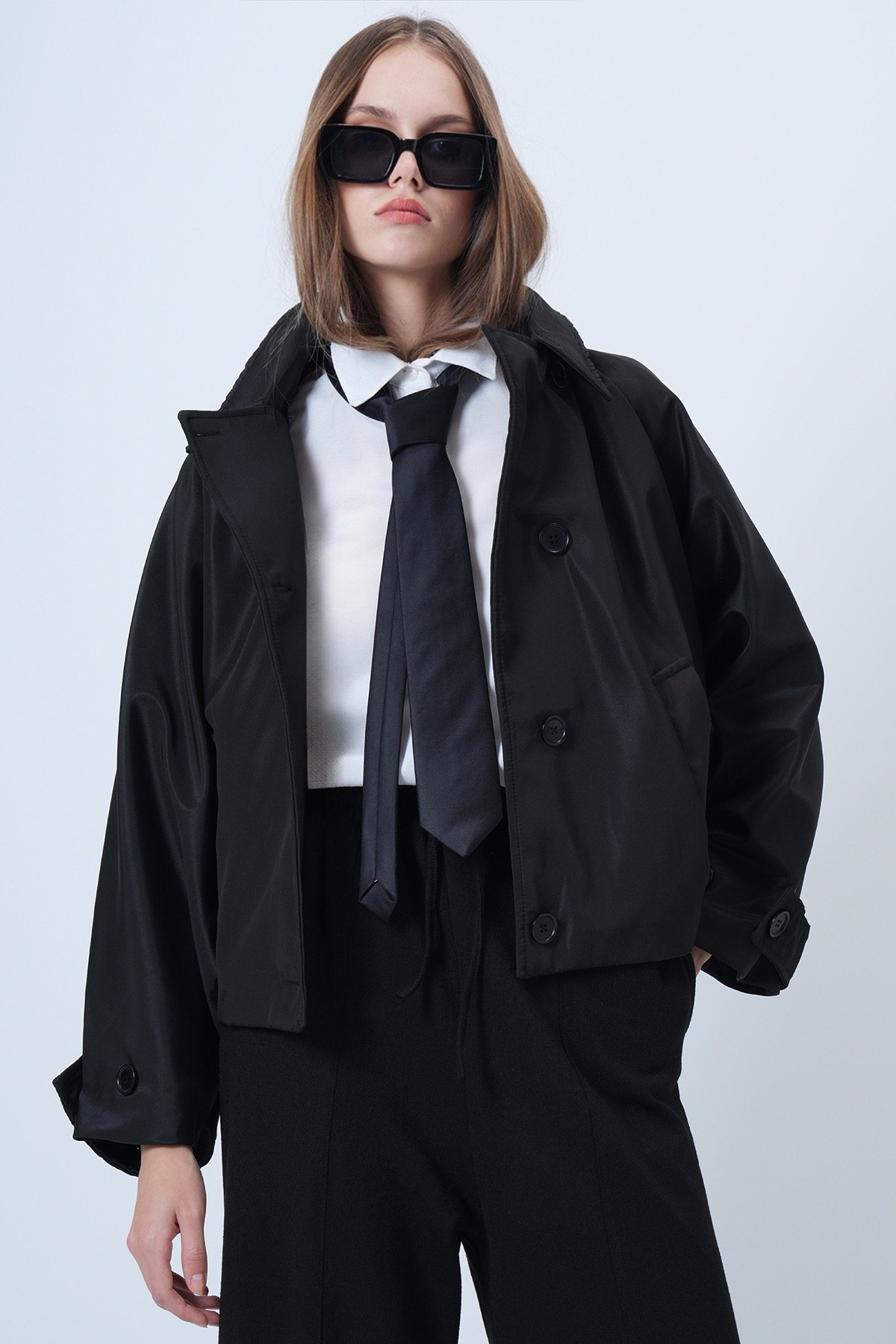 Kadın Siyah Çift Ceplidüğme Kapamalı Kısa Trençkot VS01307