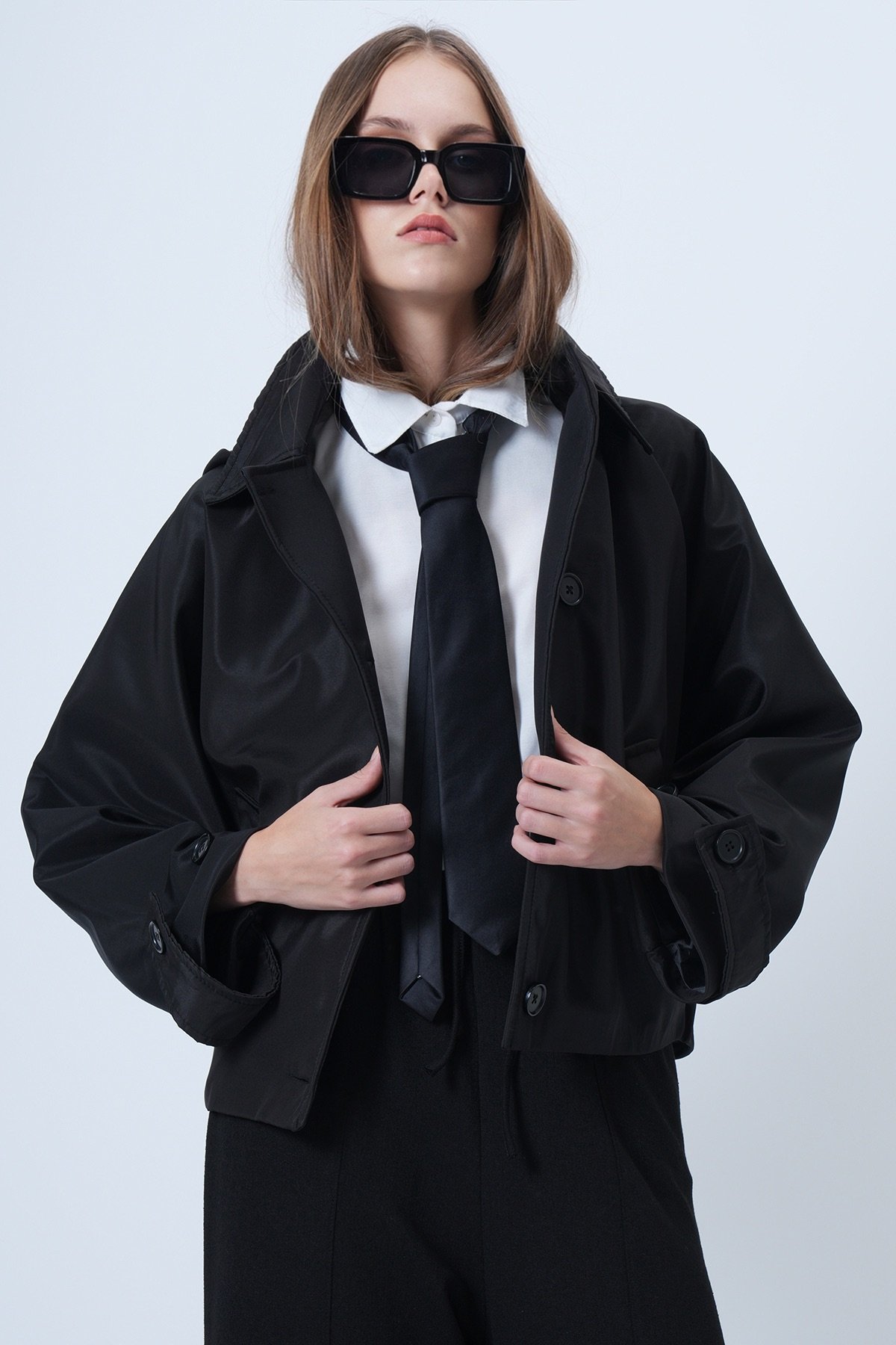 Kadın Siyah Çift Ceplidüğme Kapamalı Kısa Trençkot VS01307