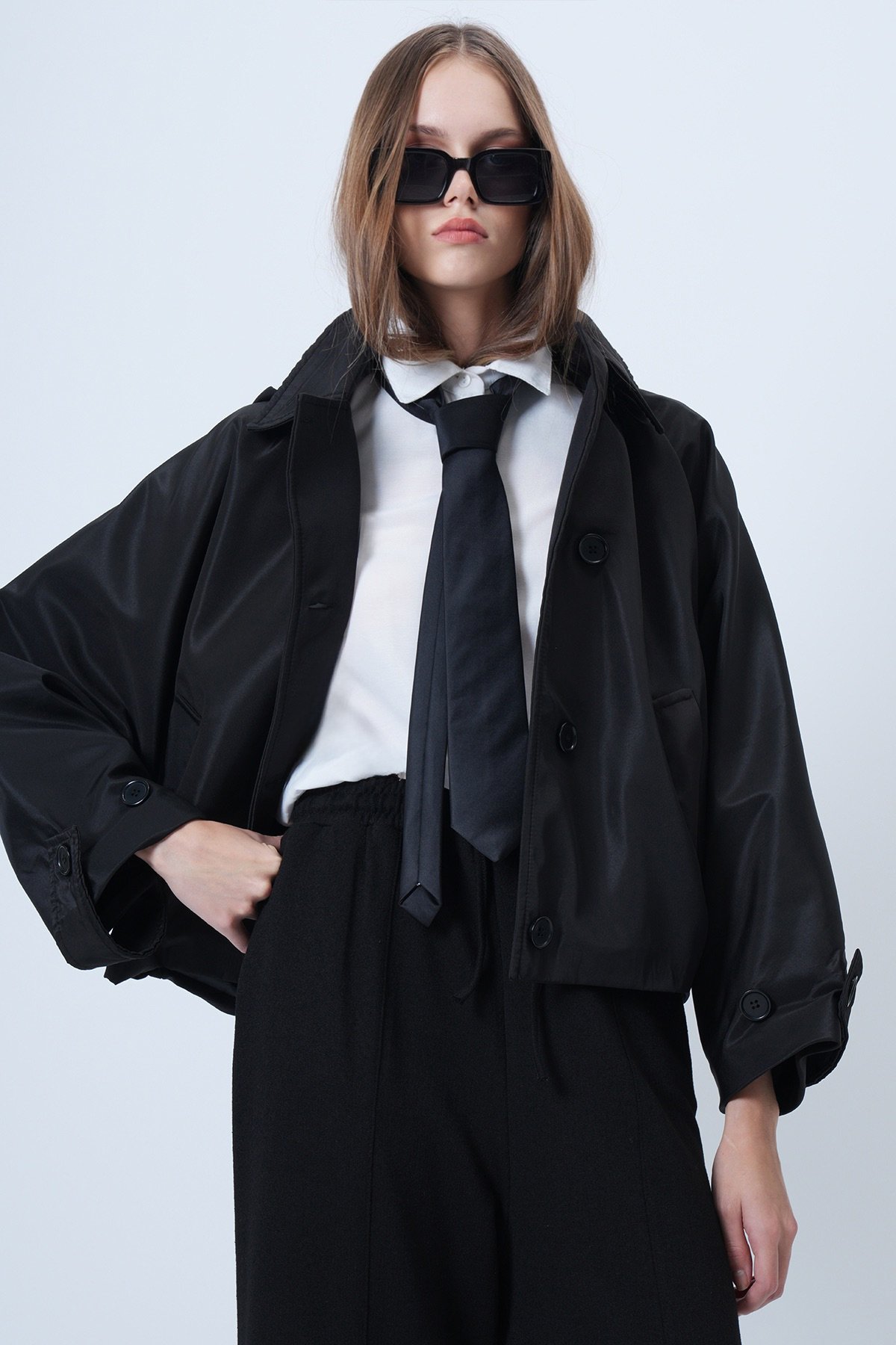 Kadın Siyah Çift Ceplidüğme Kapamalı Kısa Trençkot VS01307