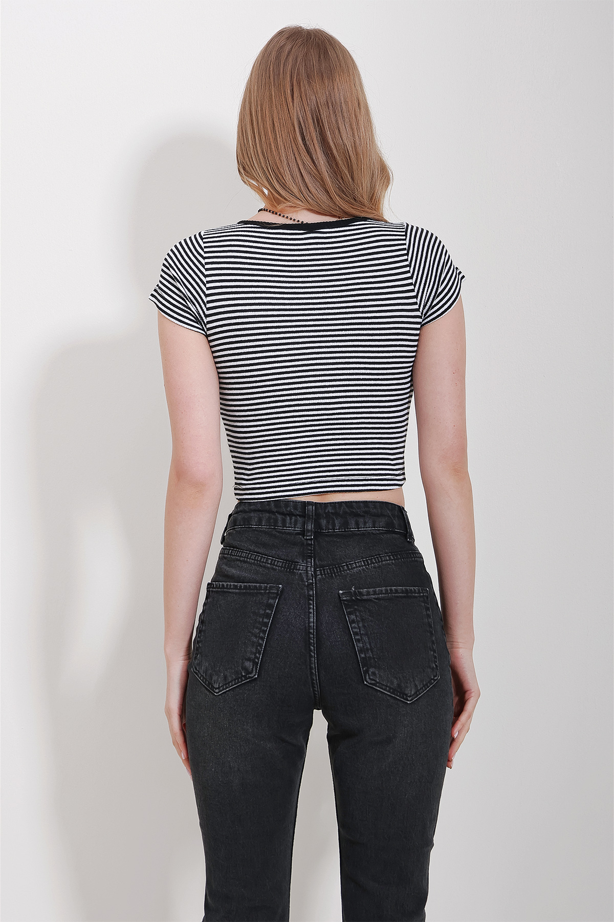 Kadın Siyah Çıt Çıt Kapamalı Çizgili Crop Örme Bluz ALC-X11552