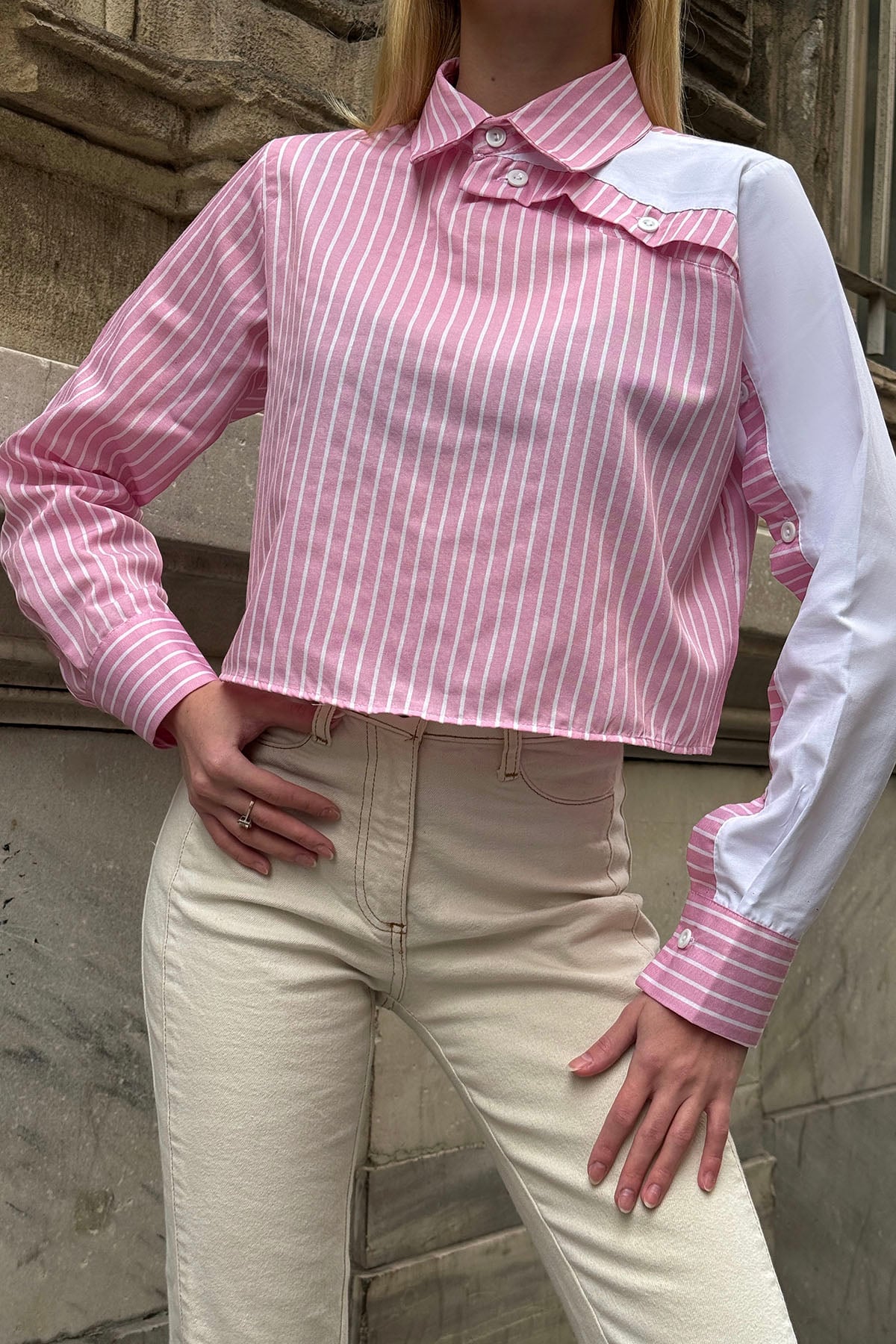 Kadın Pembe Çizgili Kontrast Uzun Kollu Asimetrik Düğme Detaylı Crop Gömlek VS00920