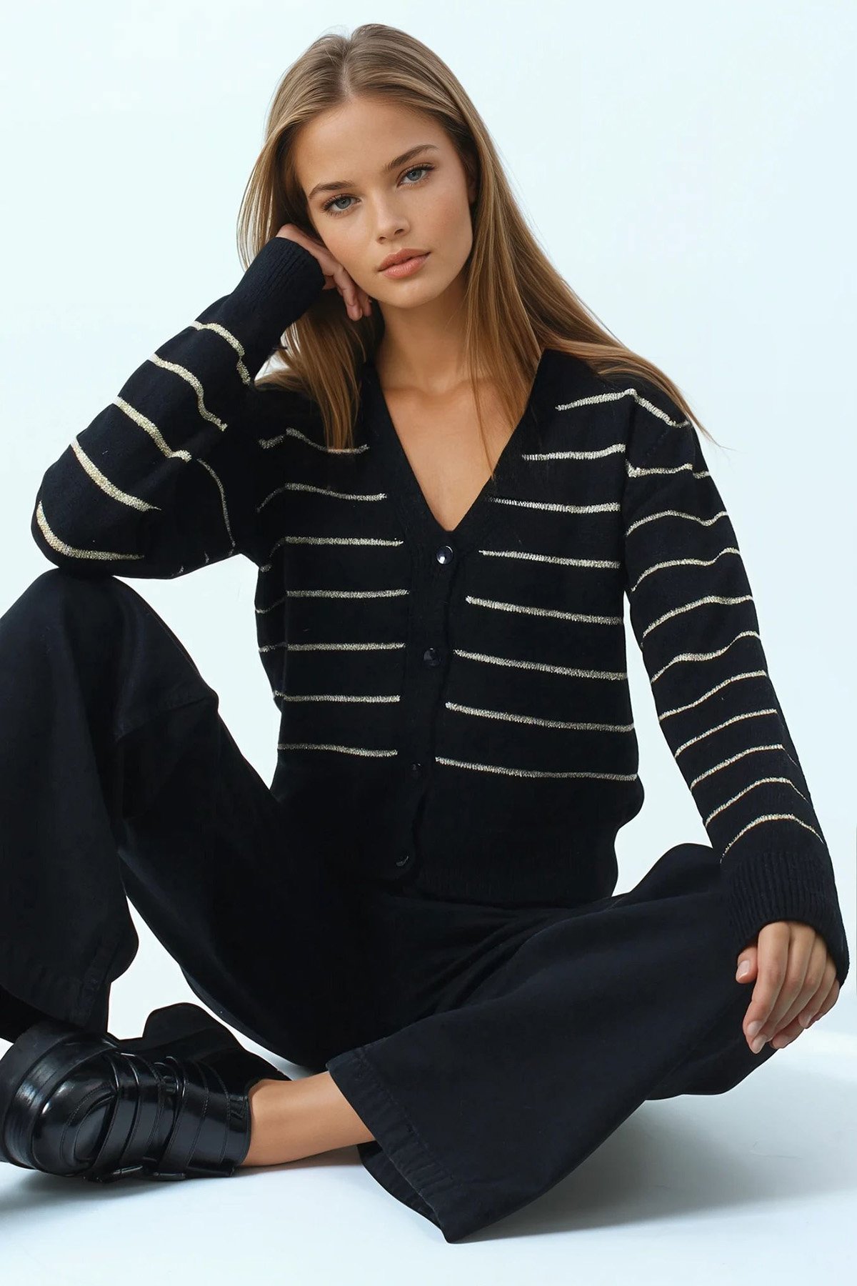 Kadın Siyah Derin V Yaka Düğmeli Çizgili Triko Hırka VS01063