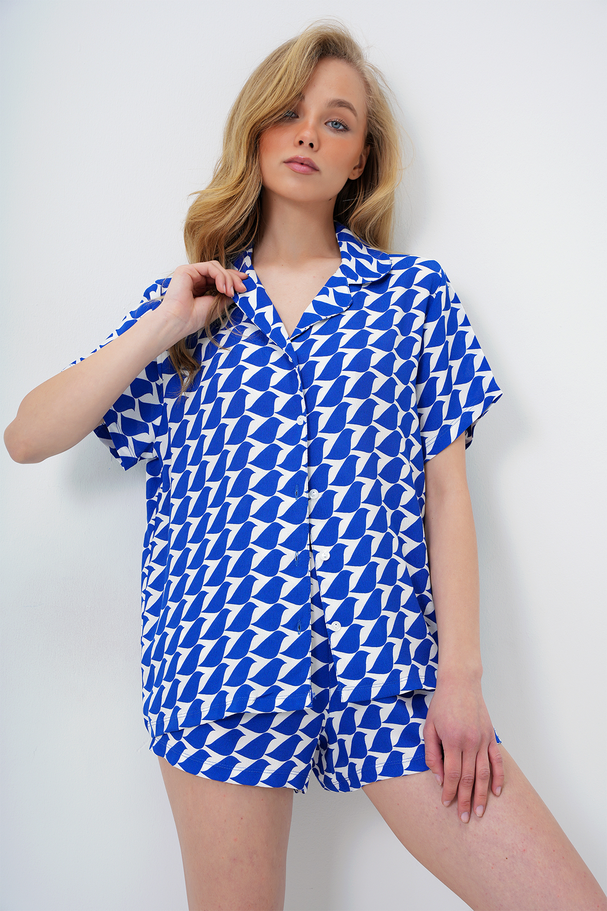 Kadın Saks Mavi Geometrik Desenli Önü Düğmeli Dokuma Gömlek Ve Şort Pijama Takım PJM-X13889