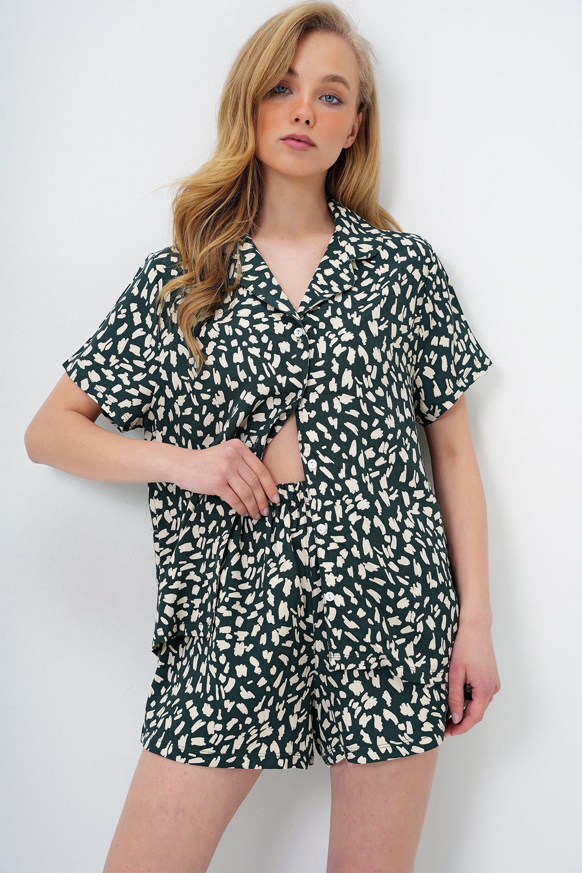 Kadın Ceviz Yeşili Geometrik Desenli Önü Düğmeli Dokuma Gömlek Ve Şort Pijama Takım PJM-X13889