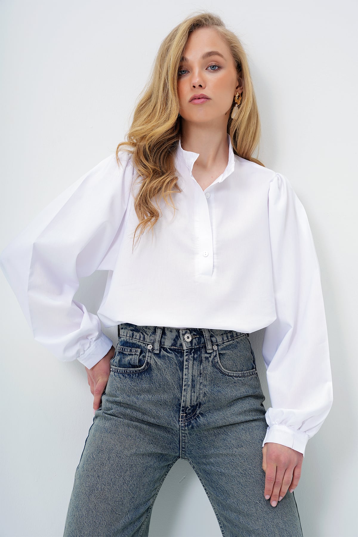 Kadın Beyaz Hakim Yaka Yarım Pat Balon Kol Poplin Gömlek Bluz ALC-X14059
