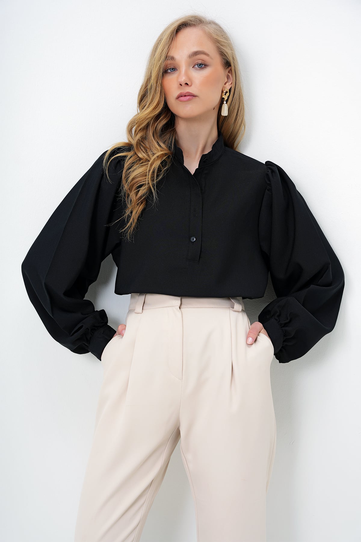 Kadın Siyah Hakim Yaka Yarım Pat Balon Kol Poplin Gömlek Bluz ALC-X14059