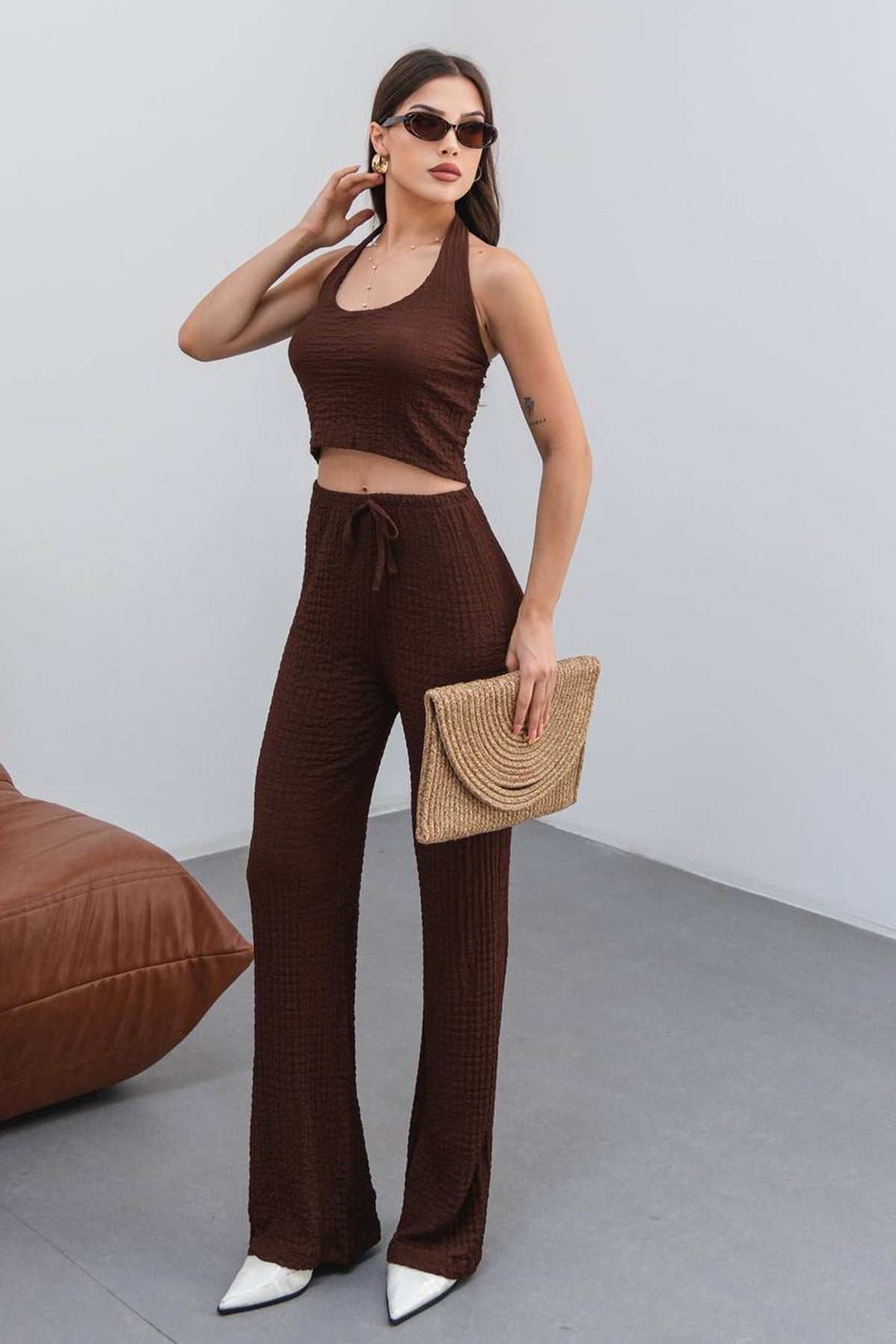 Kadın Kahverengi Halter Yaka Dokulu Crop Top Pantolon Takım VS00741